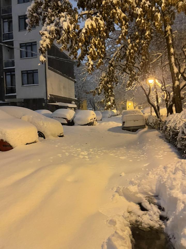 Ninsoarea neașteptată lovește Bucureștiul: primăriile de sector, din nou, cu ochii în soare După o noapte în care viscolul și stratul de zăpadă de circa 50 de centimetri au transformat capitalele într-un teren de joacă alb, autoritățile locale sunt acuzate de lipsă de pregătire