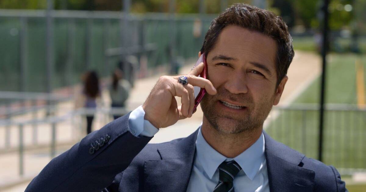 Sezonul patru din "The Lincoln Lawyer" aduce vești triste și surprize Sezonul patru al serialului "The Lincoln Lawyer" a debutat pe Netflix, stârnind un interes major în rândul fanilor, dar atenția publicului a fost rapid deviată de un mesaj emoționant