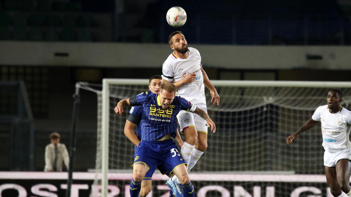 Cagliari și Lecce pregătesc duelul din posticipul etapei 25 Cagliari și Lecce se vor întâlni în această seară, începând cu ora 20:45, pe stadionul Unipol Domus, în cadrul posticipului etapei a 25-a din Serie A