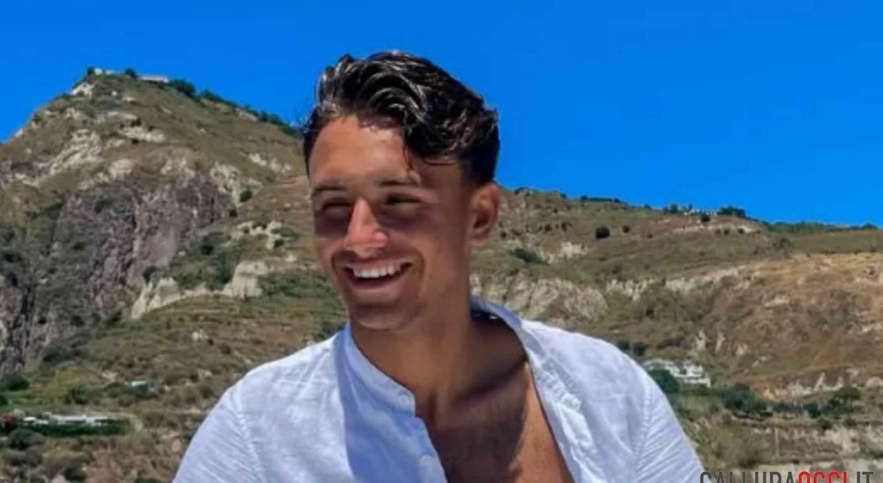 Mysterioasa moarte a tânărului skipper din Costa Smeralda Indagini intense au fost demarate de către Parchetul din Tempio Pausania în cazul decesului lui Giovanni Marchionni, un skipper în vârstă de 20 de ani, găsit mort pe un iaht ancorat în Marina di Portisco, în noaptea dintre 7 și 8 august 2025