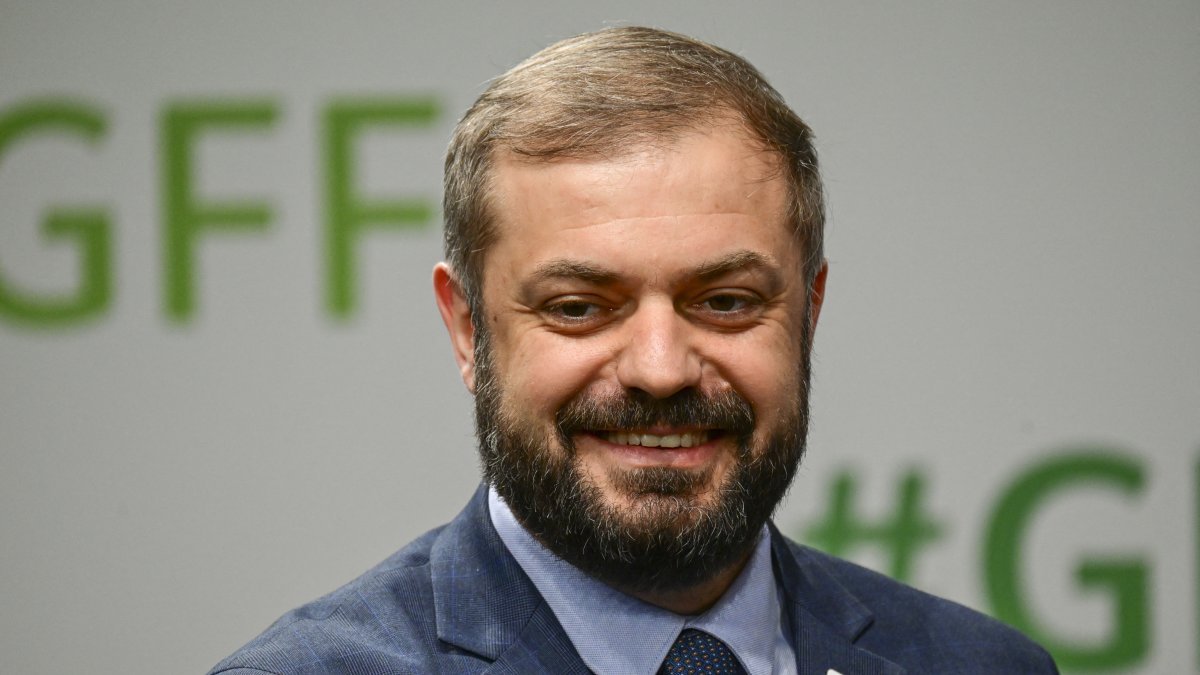 Armenia și Azerbaidjan ajung la un acord pentru transportul gazului natural lichefiat și bitumului Armenia și Azerbaidjan au semnat marți un acord istoric care permite transportul de gaz natural lichefiat (LNG) și bitum prin teritoriul Azerbaidjanului, a anunțat ministrul economiei armean, Gevorg Papoyan