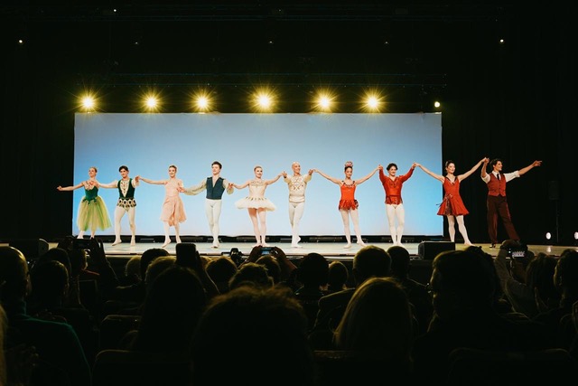 Balerinii-din-distributie-la-apalauze-la-finalul-Galei_Foto-Alex-Damian-.jpeg - Presa360