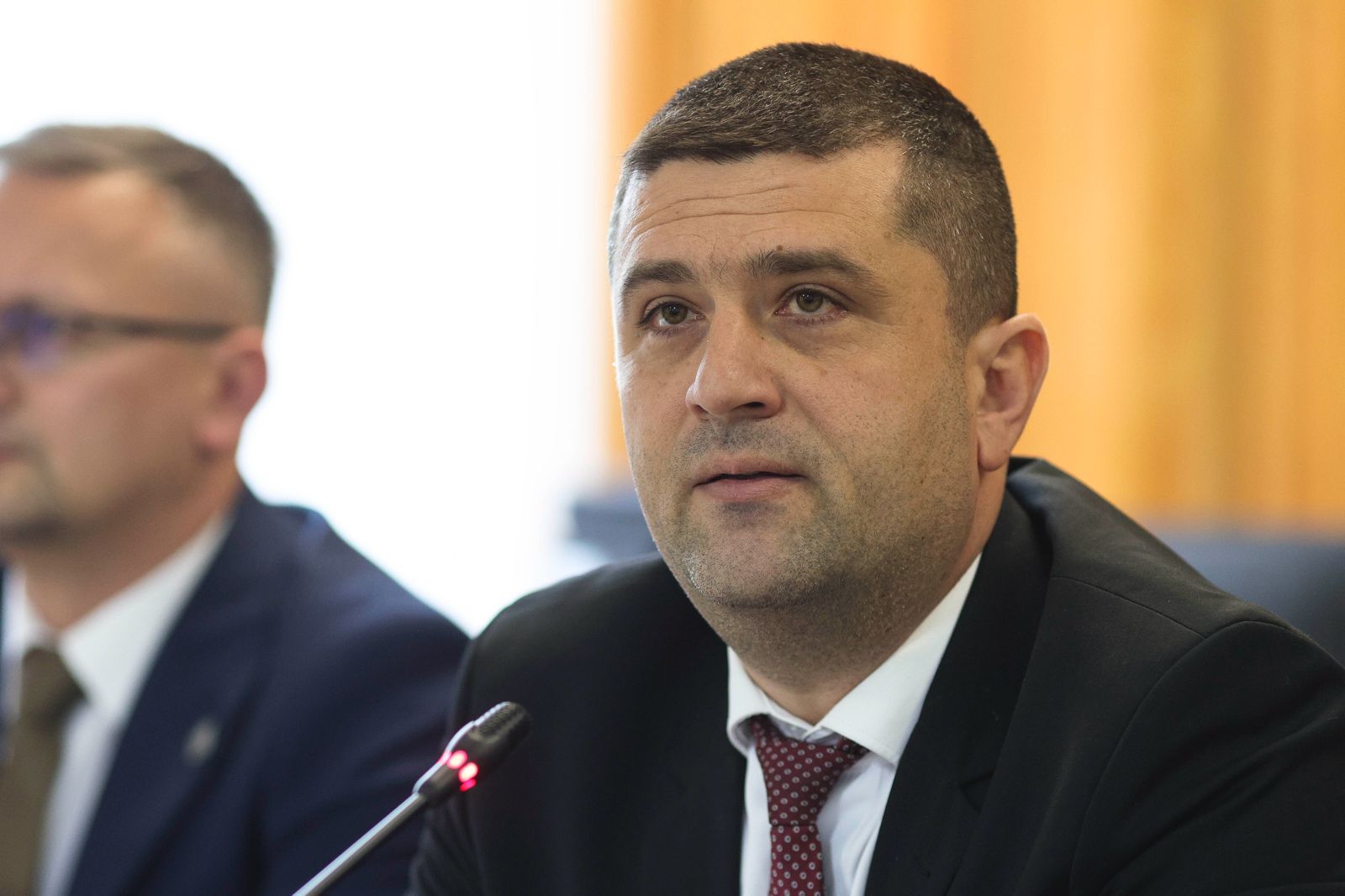 Bloc de nouă etaje construit ilegal lângă depozitele de muniție din Craiova Ministrul Apărării, Radu Miruță, a semnalat o situație alarmantă în Craiova, unde un dezvoltator imobiliar a finalizat construcția unui bloc cu nouă etaje în apropierea unor depozite de muniție, fără respectarea reglementărilor legale