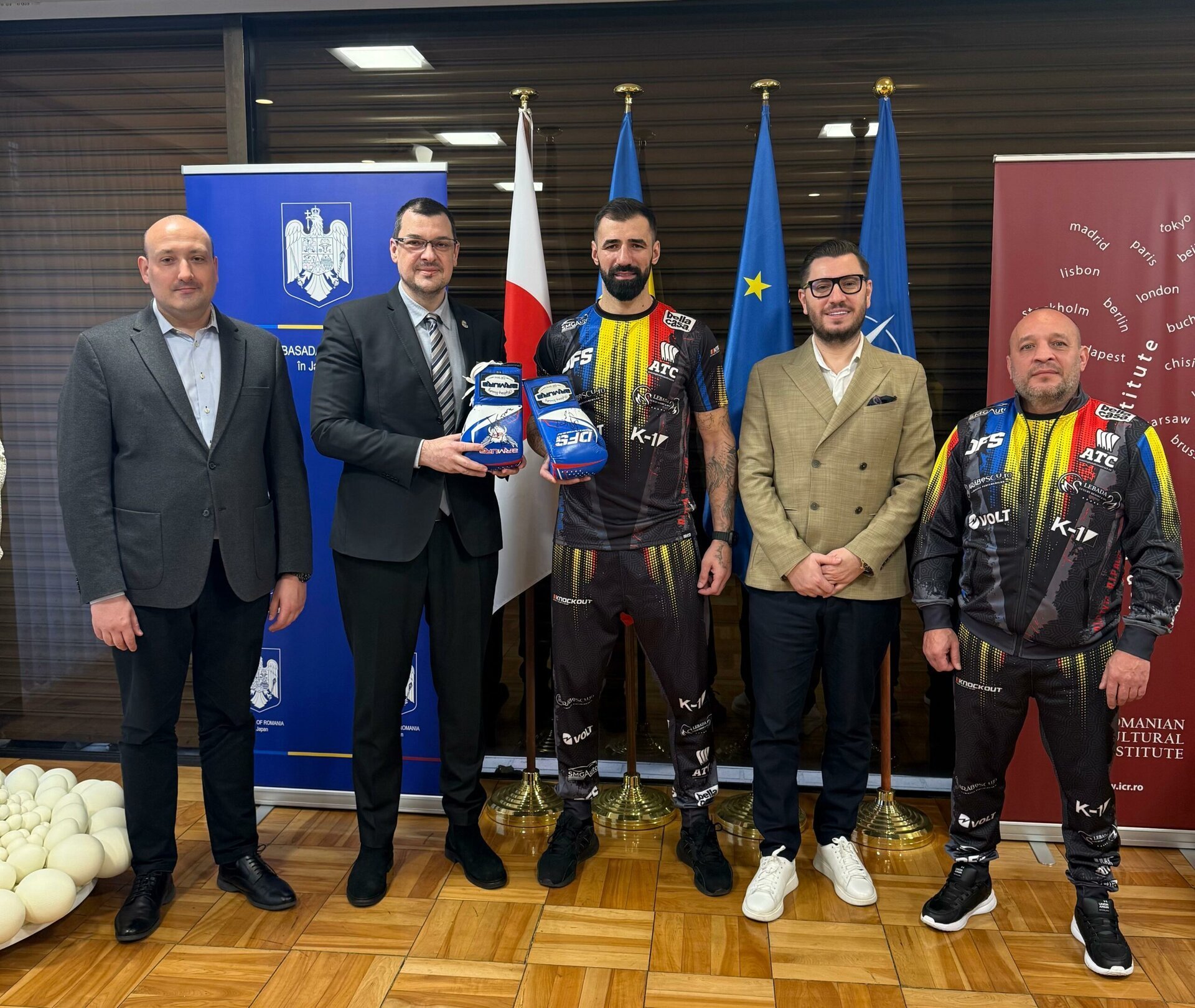 Bogdan Stoica, pregătit pentru revanșa din Tokyo Kickboxerul român Bogdan Stoica a ajuns cu bine în Tokyo, capitala Japoniei, unde se pregătește să participe la K-1 World Grand Prix Final 8