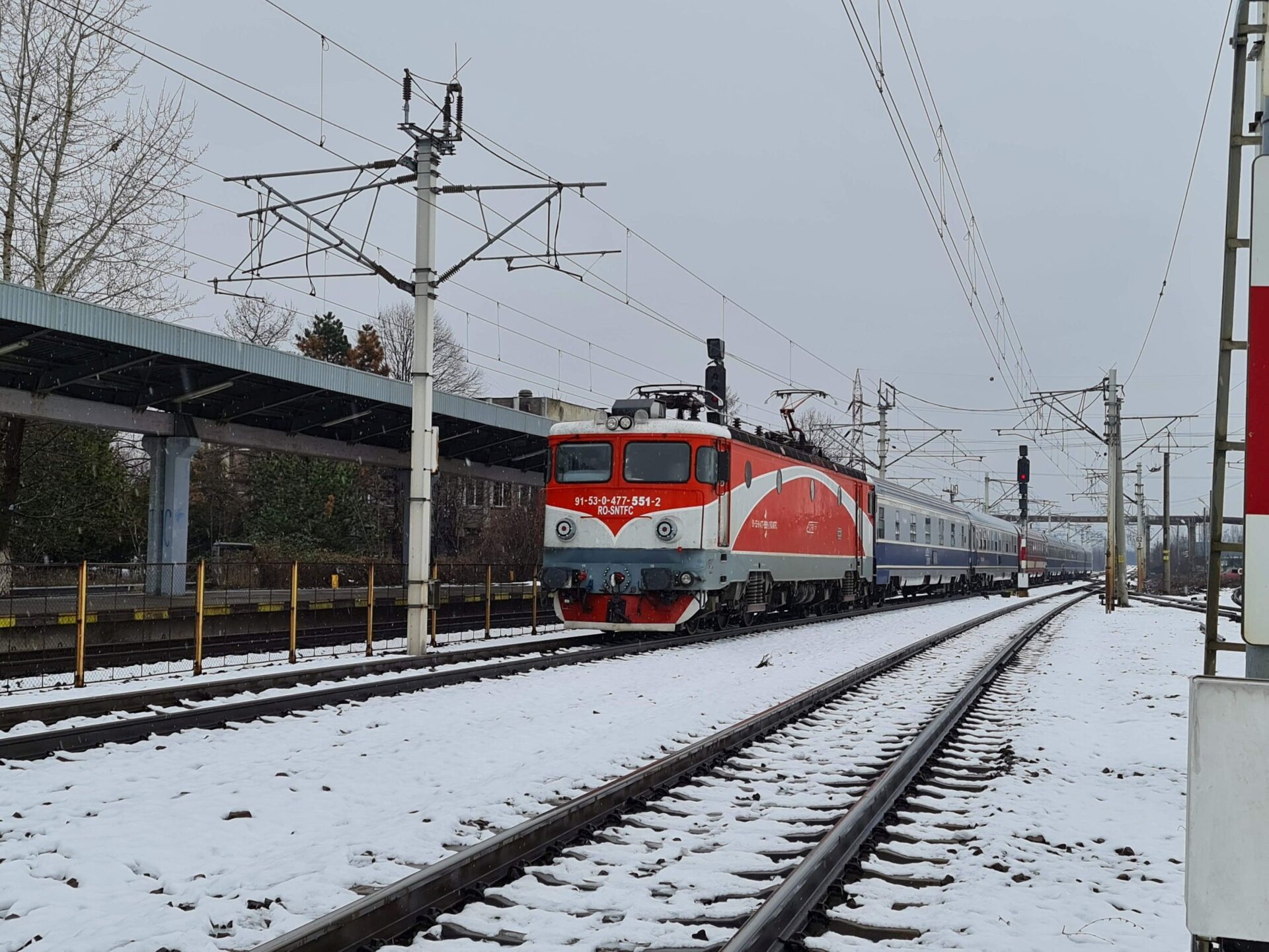 CFR Călători anulează trenuri din cauza vremii severe CFR Călători a informat publicul că, miercuri, 18 februarie 2026, va suspenda circulația mai multor trenuri din cauza condițiilor meteorologice nefavorabile