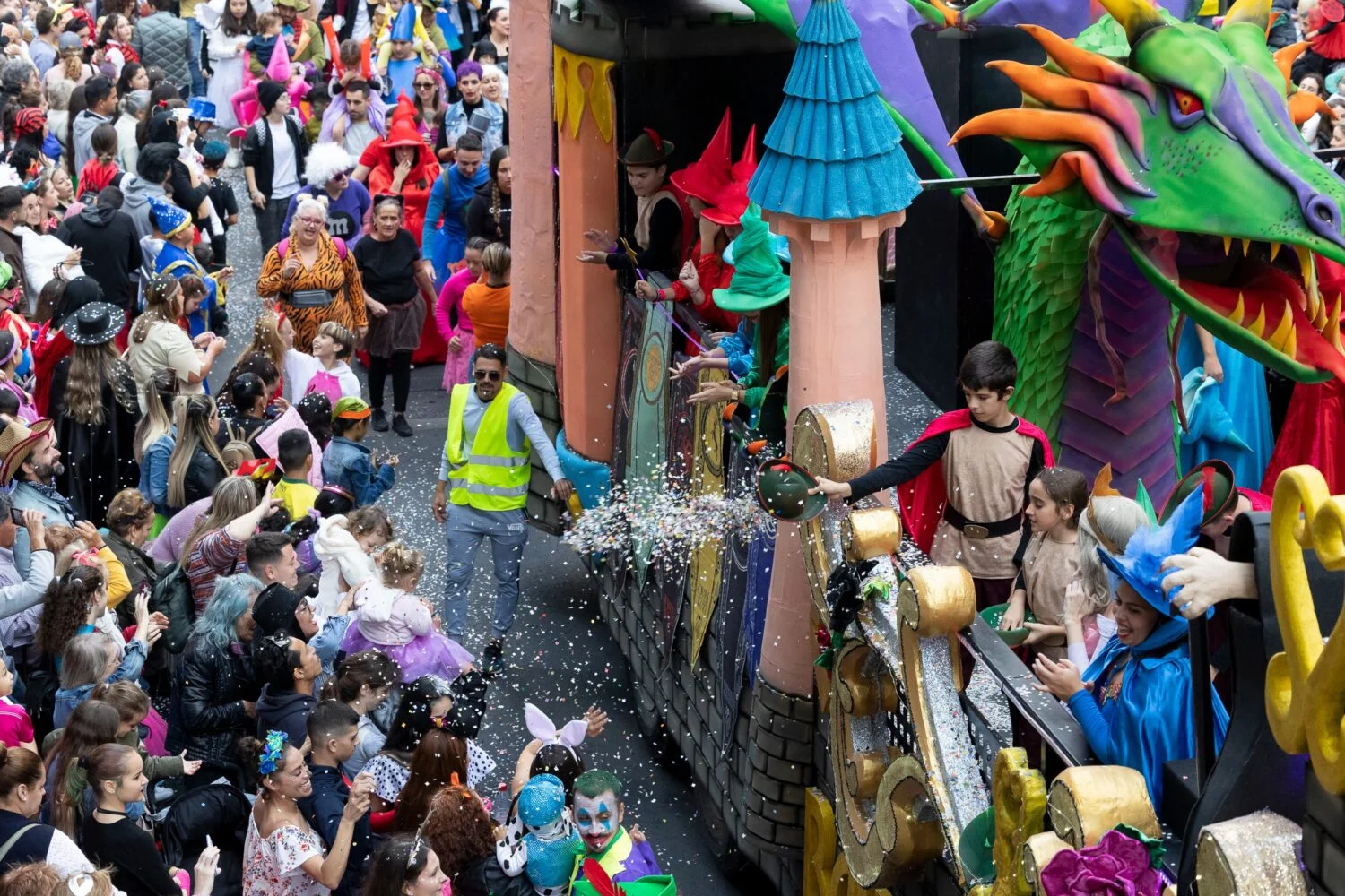 Cabalgata Infantil a Carnavalului din Las Palmas: Măsuri speciale de trafic și siguranță Cabalgata Infantil, un eveniment emblematic al Carnavalului din Las Palmas de Gran Canaria, va avea loc marți, 17 februarie, având startul la ora 12:00 de la Plaza Manuel Becerra și se va încheia în zona Mesa y López