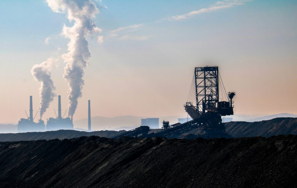 Alunecare de teren la Rovinari: activitatea minei afectată de precipitații abundente O alunecare de teren produsă duminică dimineață în zona minei de la Rovinari a determinat suspendarea temporară a activităților în sectorul Tismana, parte a Unității Miniere de Cariere (UMC) din cadrul Complexului Energetic Oltenia (CEO)