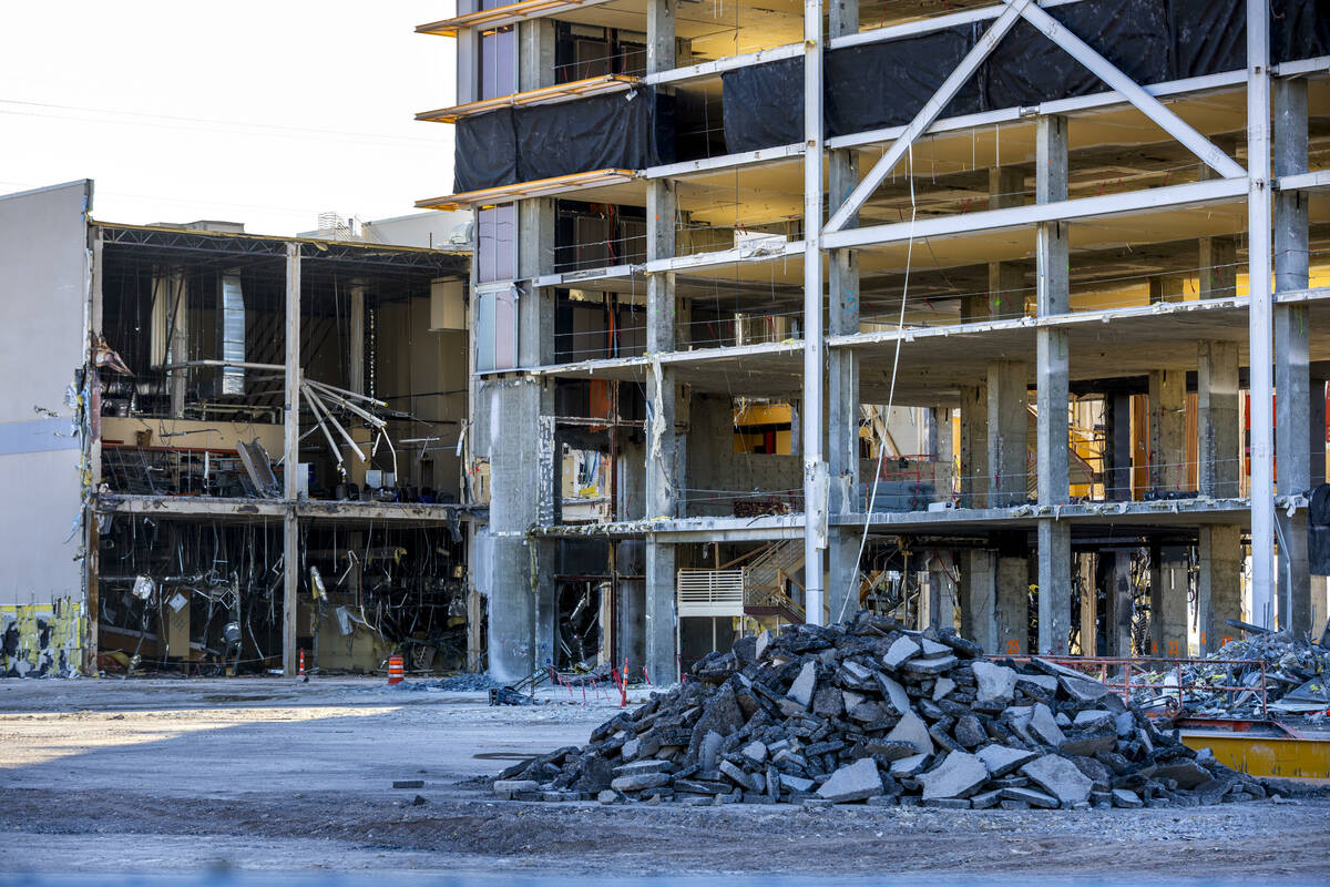 Eastside Cannery, o emblemă a jocurilor din Las Vegas, dispare Eastside Cannery, cunoscutul hotel-casino de pe Boulder Highway, este în plin proces de demolare, după ce Departamentul de Construcții din Clark County a eliberat un permis pentru demolare comercială în valoare de 7,5 milioane de dolari în octombrie
