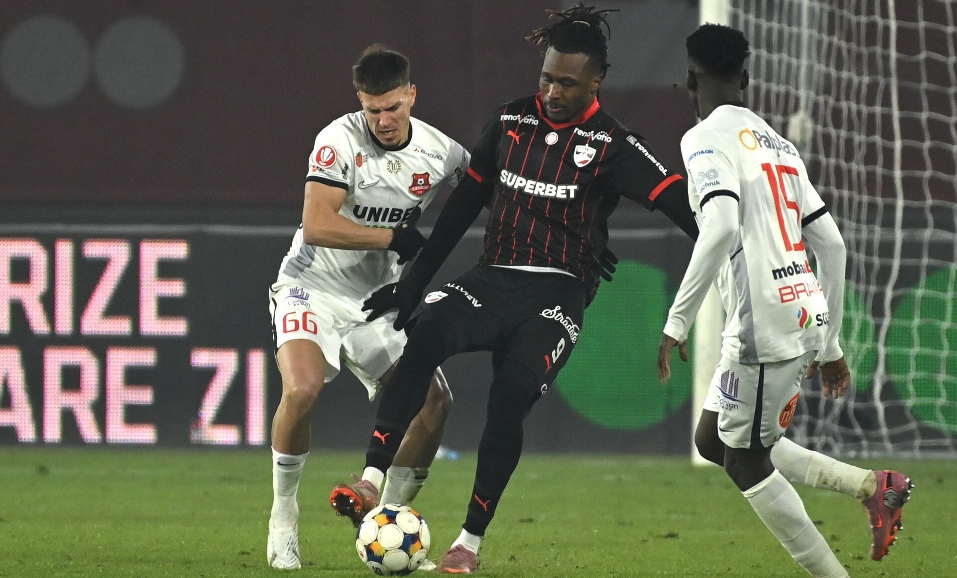 Dinamo București obține victoria necesară pentru calificarea în sferturile Cupei României Dinamo București a învins FC Hermannstadt cu 2-0 în ultima etapă a grupelor Cupei României, asigurându-și astfel locul în sferturile de finală ale competiției