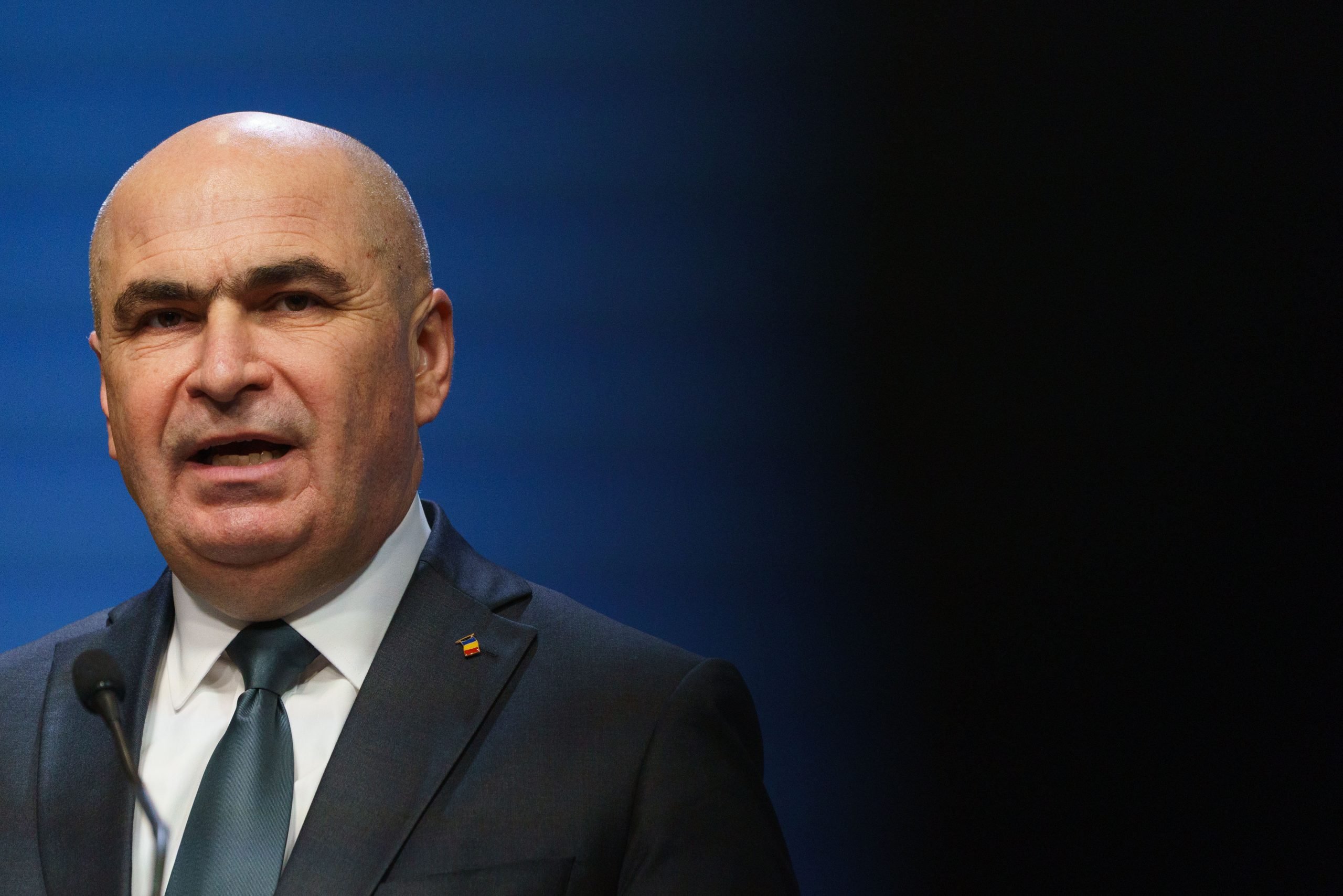 Controverse după declarațiile premierului Bolojan: Medicii rezidenți obligați să rămână în țară? În urma afirmațiilor premierului Ilie Bolojan, care a propus ca medicii absolvenți să rămână legați de România pentru o perioadă de timp după finalizarea studiilor, oficialii din domeniul sănătății au reacționat cu îngrijorare