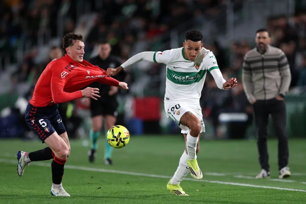Momentul Cheie: Revisia VAR anulează un penalty pentru Elche În minutul 63 al partidei din La Liga, tensiunea a atins cote maxime când arbitrajul a fost solicitat să verifice o posibilă lovitură de pedeapsă