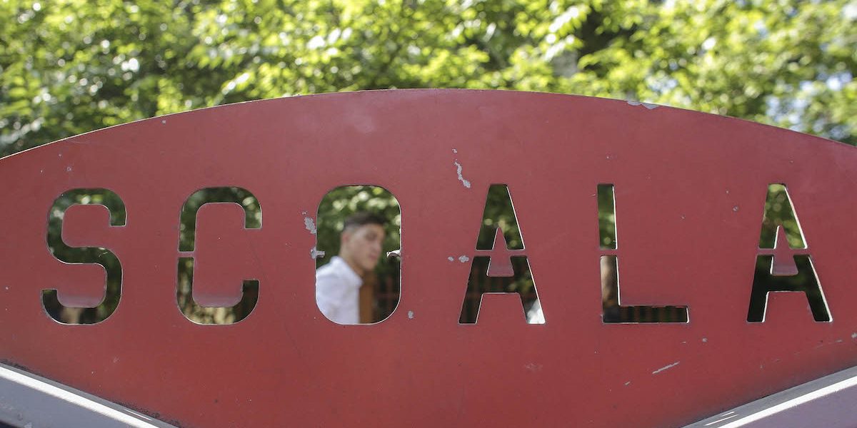 Elev-la-scoala-curtea-scolii-Foto-INQUAM-Photos-Octav-Ganea.jpg - Presa360