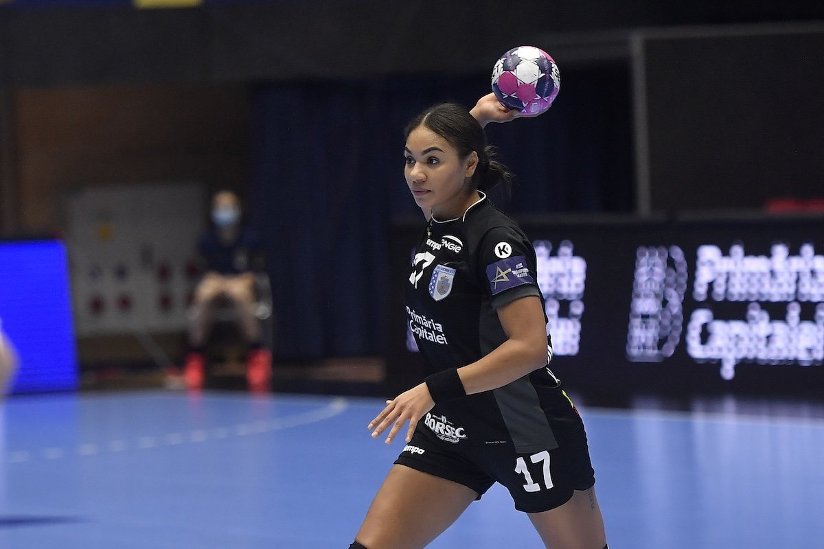 Elizabeth Omoregie părăsește CSM București pentru a-și urma visul în Ungaria Una dintre cele mai solide și influente jucătoare ale echipei de handbal CSM București, Elizabeth Omoregie, își va încheia aventura de opt ani în capitala României pentru a semna cu rivala Ferencváros, una dintre cele mai importante formații din Budapesta