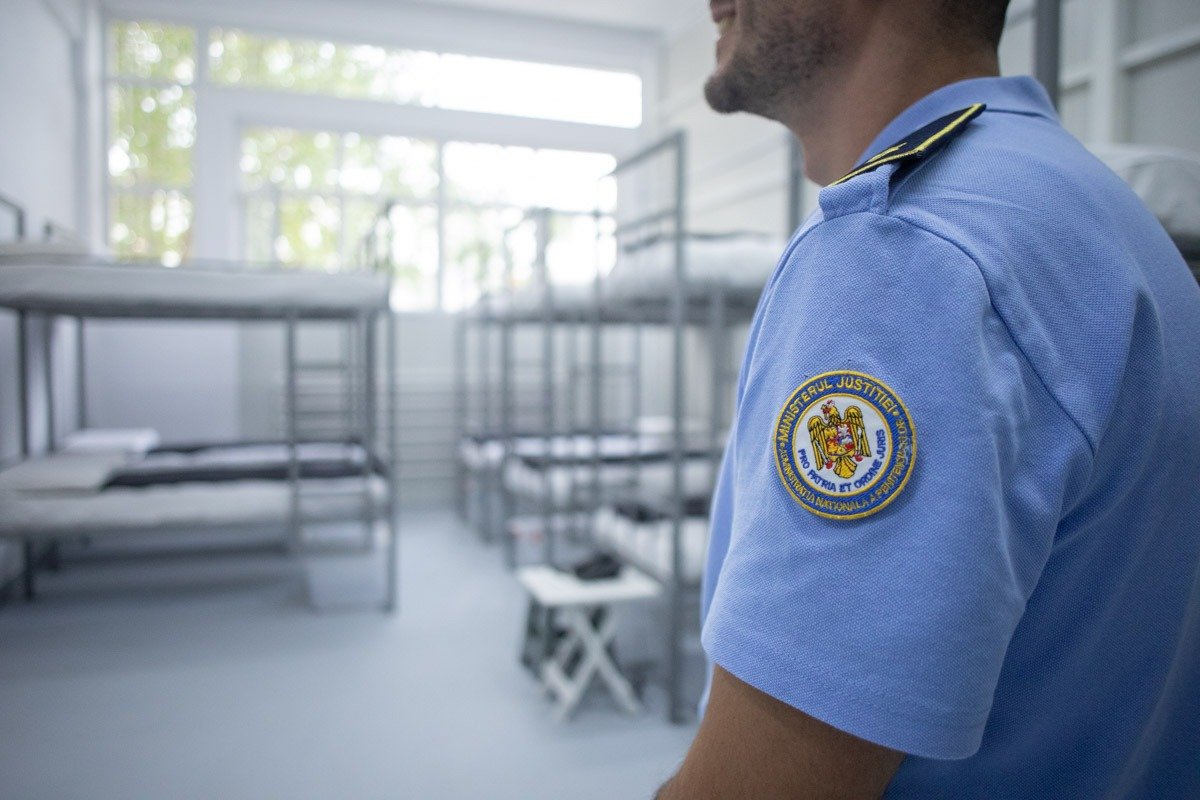 Sindicatele din penitenciare reacționează vehement la acuzațiile privind eliminarea normei de hrană pentru angajați Federația Sindicatelor din Administrația Națională a Penitenciarelor (FSANP) a emis o poziție fermă în urma declarațiilor lui Kelemen Hunor, care a sugerat posibilitatea eliminării normei de hrană pentru polițiști, militari și angajați din penitenciare, implicați în subordinea Ministerului Apărării Naționale