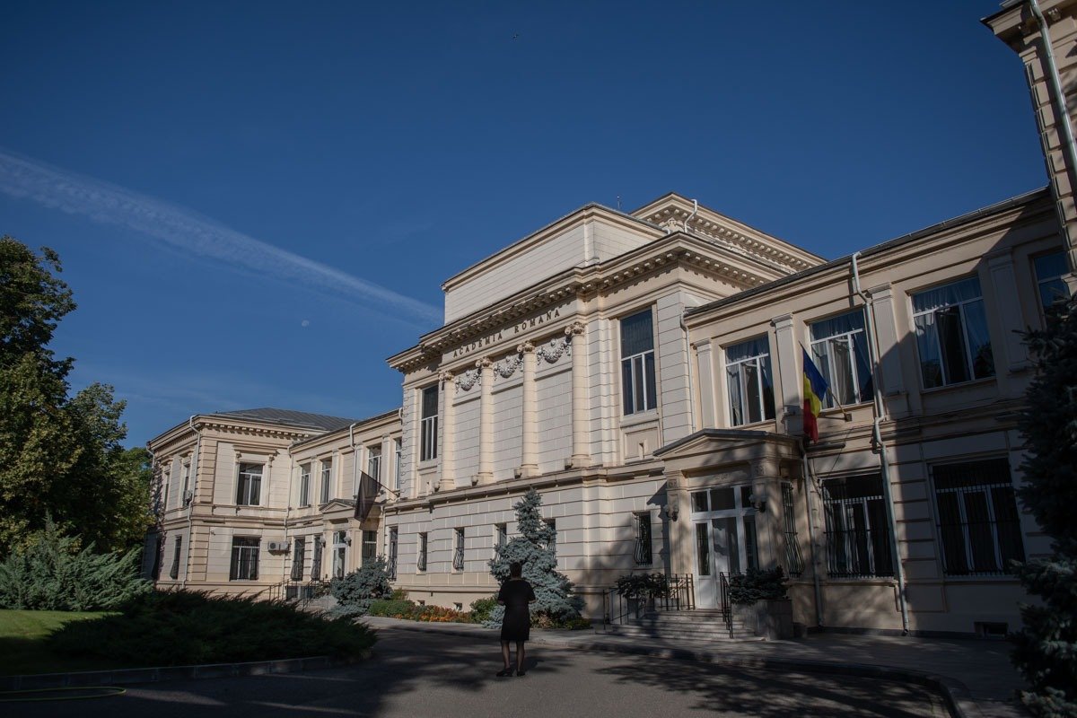 Senatorul USR Ştefan Pălărie acuză modificările legii Academiei Române de intenții penale, invocând un audit al Curții de Conturi Tensiunea devine tot mai palpabilă în timpul dezbaterilor privind modificările legislative propuse pentru organizarea și funcționarea Academiei Române