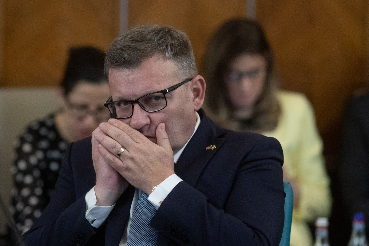PSD reia ofensiva împotriva premierului Ilie Bolojan, iar criticile devin tot mai accentuate în timp ce scena politică din România pare să fie din nou agitată, după o perioadă relativ calmată