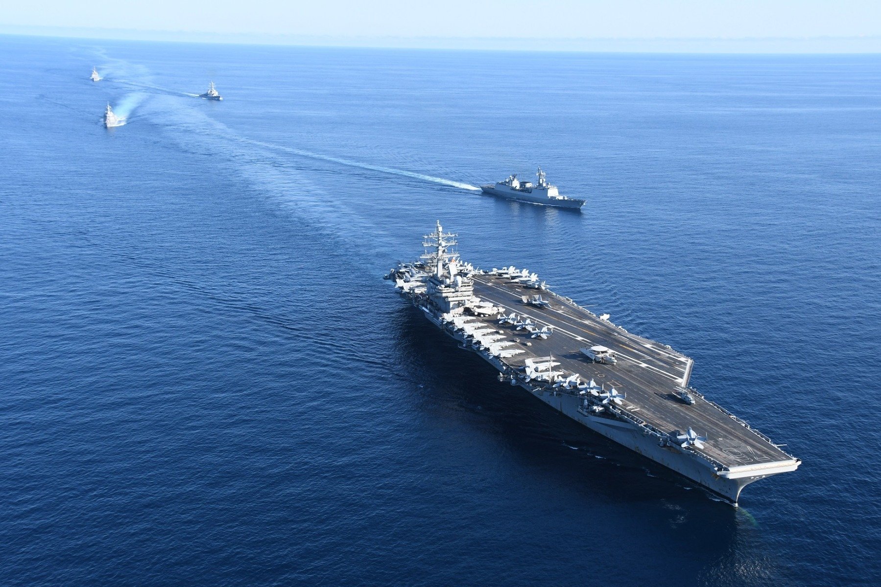 Un nou val de tensiune în Orientul Mijlociu: portavionul american Carl Vinson se pregătește pentru reapariție Guvernul Statelor Unite anunță planuri de amplificare a prezenței militare în zona strategică a Orientului Mijlociu, ca răspuns la intensificarea tensiunilor cu Iranul