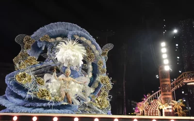 Carla Benítez González, con la fantasía Historia’ en representación de Capross 2004, es la nueva Reina del Carnaval de Las Palmas de Gran Canaria. / ÁNGEL MEDINA-EFE