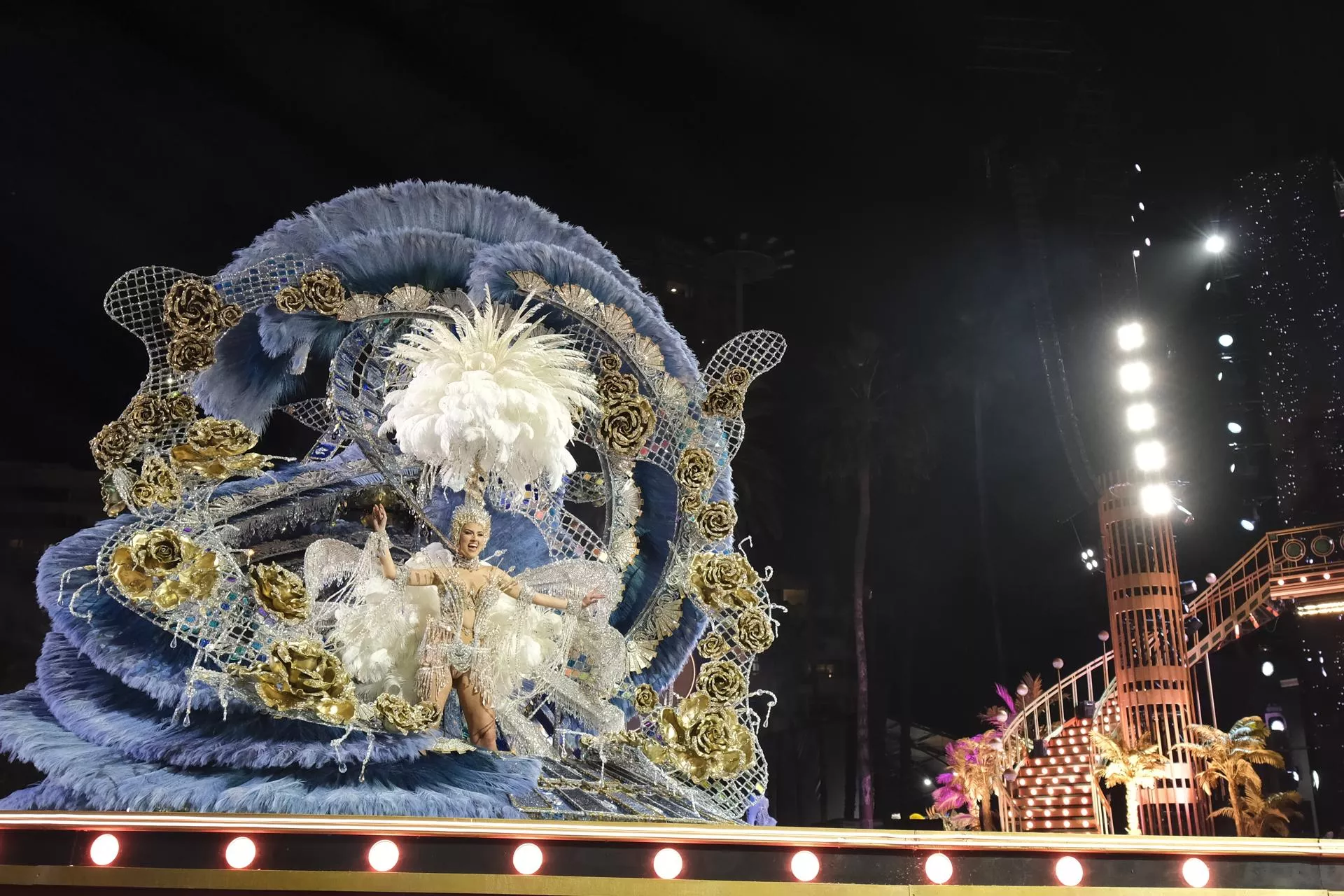 Gala de la Reina a Carnavalului de la Las Palmas: Soliditate, dar fără suflet Gala de la Reina a Carnavalului de la Las Palmas de Gran Canaria din 2026 a debutat cu un videoclip emoționant dedicat împlinirii a 50 de ani de tradiție, dar a lăsat mult de dorit în privința atmosferei festive