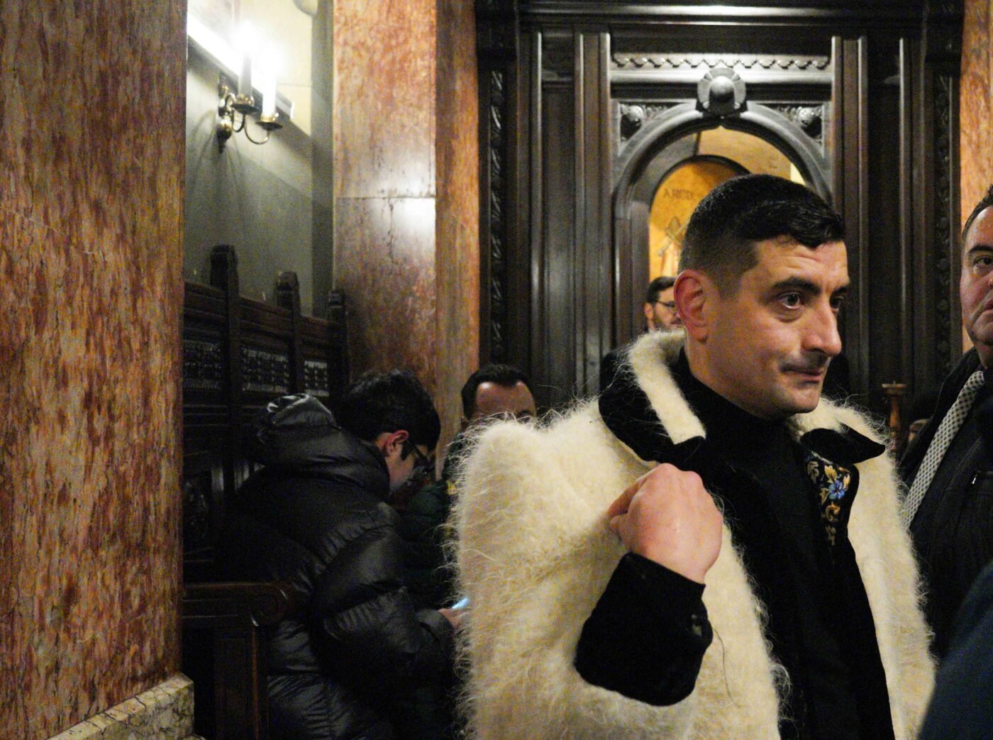 Liderul extremist George Simion face un nou pas controversat: cere ajutor extern pentru "reinstaurarea democrației" în România George Simion, liderul extrem de vocal al mișcării suveraniste din România, a lansat un apel fără precedent pentru intervenție externă, convocând “prietenii americani și europeni” să intervină și să “reinstaureze democrația” în România