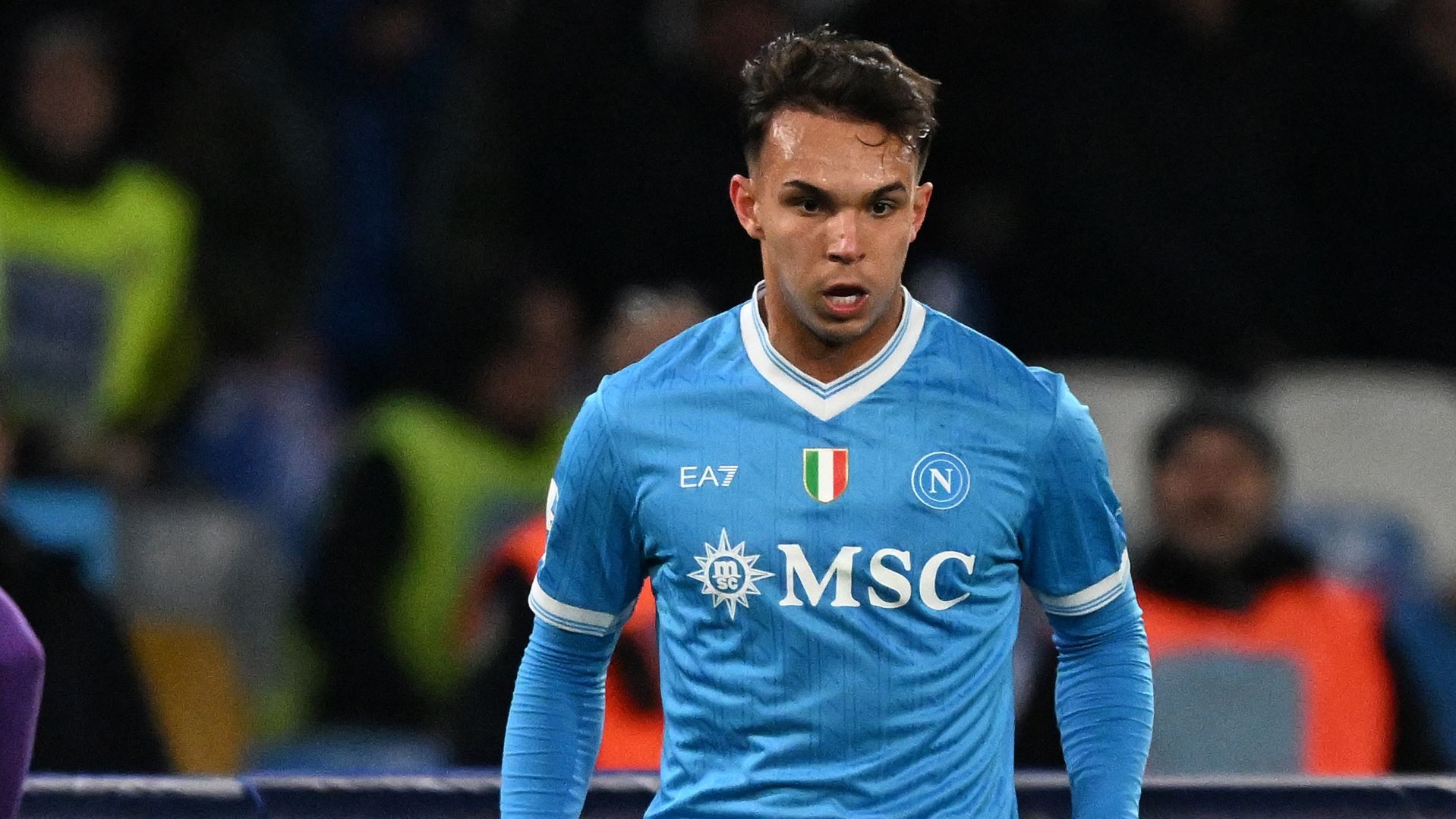 Criza de efectiv la Napoli înaintea duelului cu Roma Napoli se pregătește să întâlnească Roma pe terenul propriu, Stadio Maradona, într-un meci crucial, dar fără resursele necesare