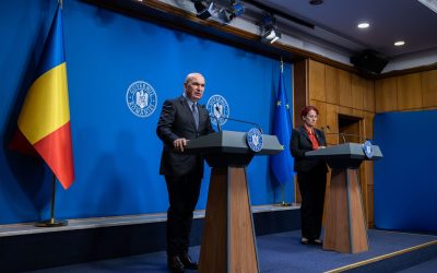 Premierul Ilie Bolojan și Ioana Ene Dogioiu, purtătoarea de cuvânt a Guvernului. Foto: Guvernul României