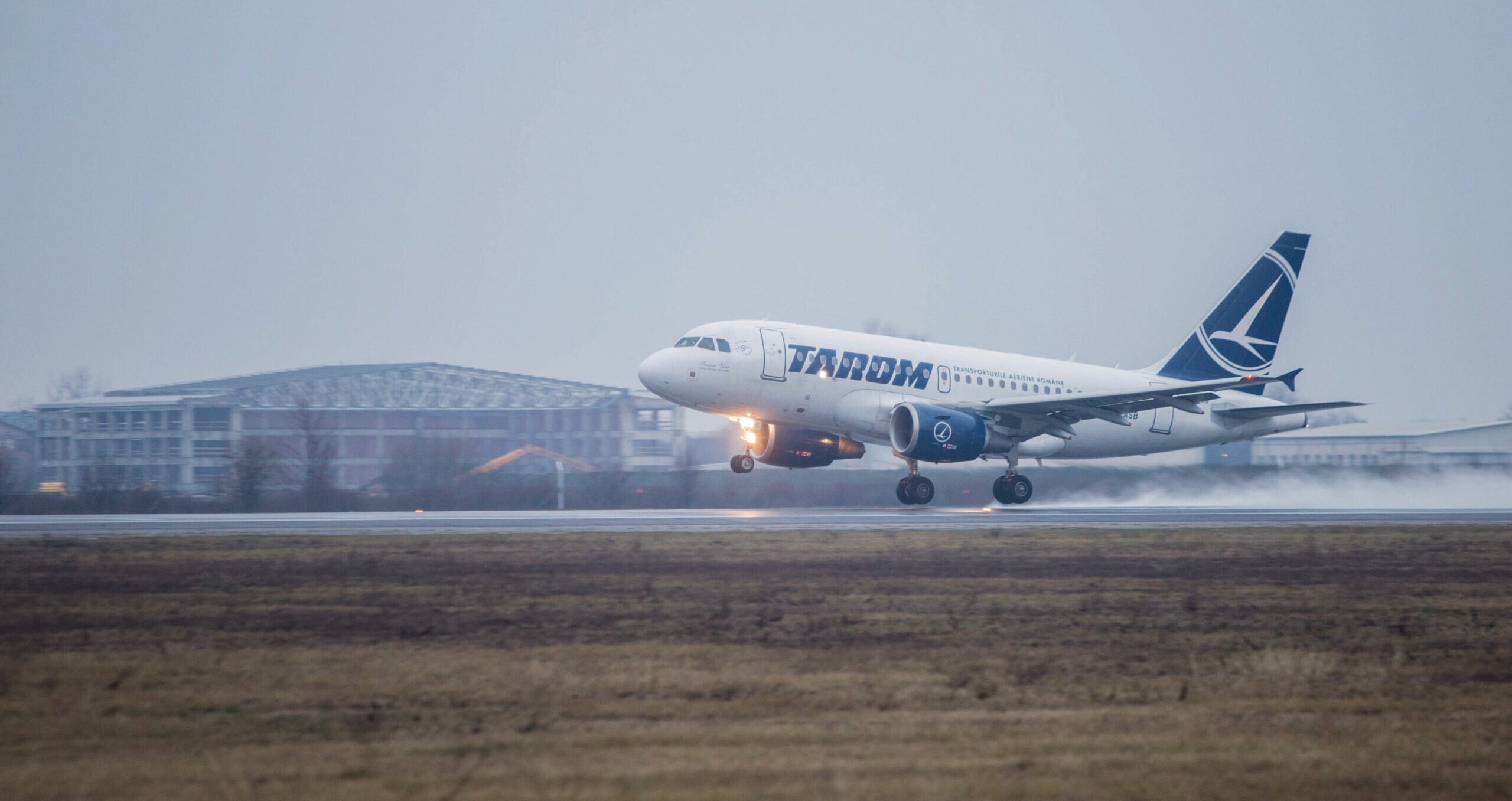 TAROM anunță suspendarea zborurilor între București și Satu Mare, decizie care impactează grav rețeaua rutieră internă și pasagerii care preferă transportul aerian pentru această rută