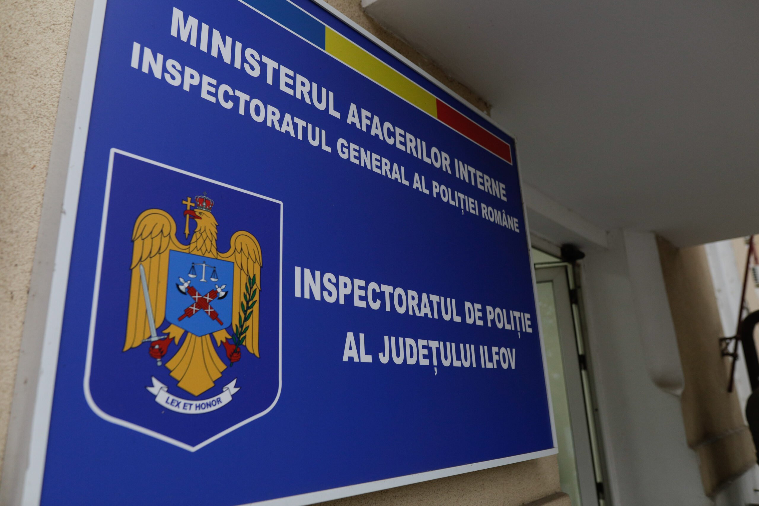 Un bărbat din Mangalia, implicat în cazul unui furt complicat, se află în atenția autorităților după ce și-a vândut mașina, un BMW X6 înmatriculat în Bulgaria, și ulterior a utilizat cheia de rezervă pentru a o fura dintr-o vilă din Tunari, județul Ilfov