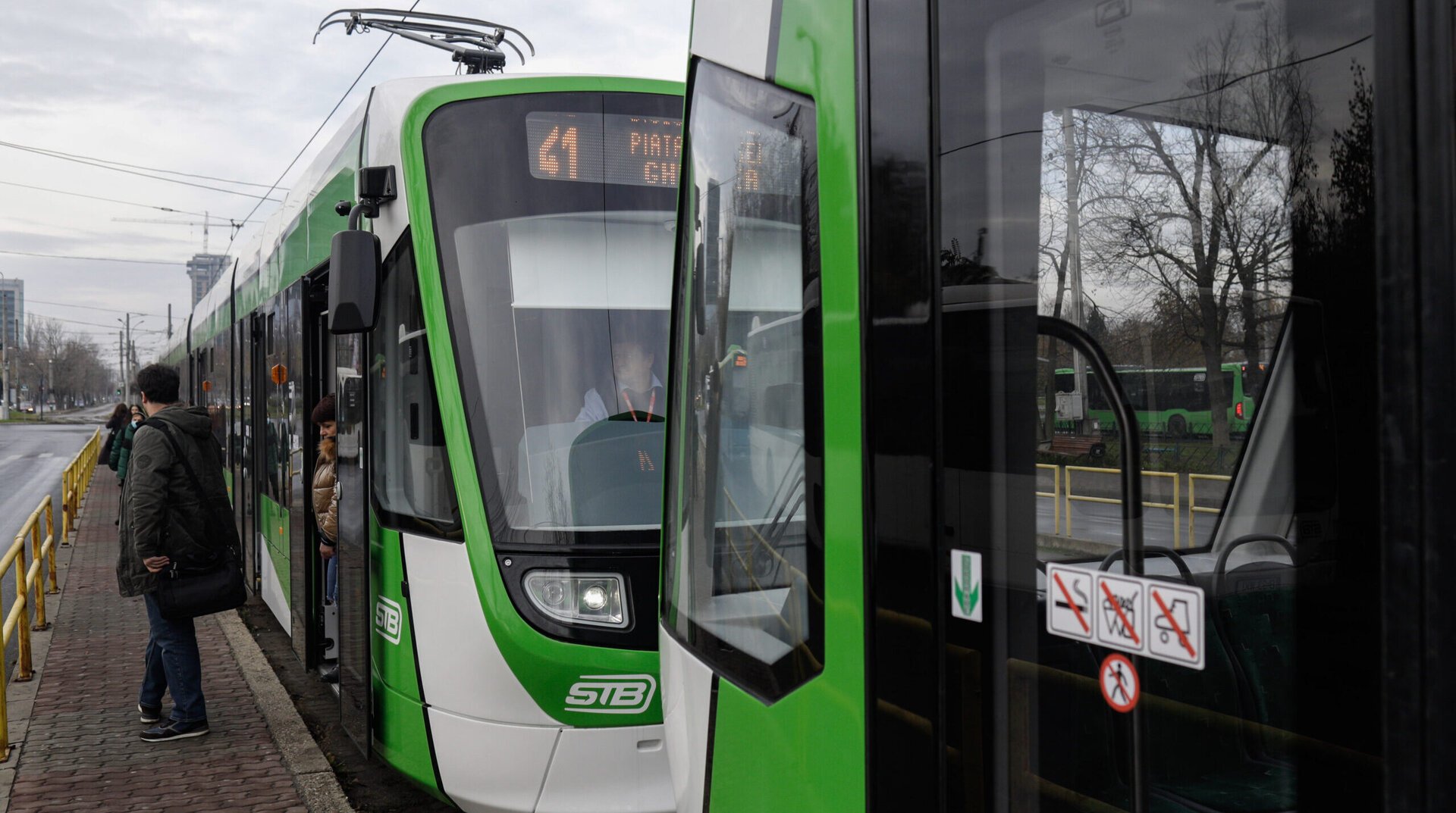 Primăria Municipiului București a consolidat în mod clar poziția în privința facilităților de transport în comun, respingând speculațiile recente legate de eventuale modificări ale tarifelor sau eliminarea gratuităților pentru anumite categorii de populație