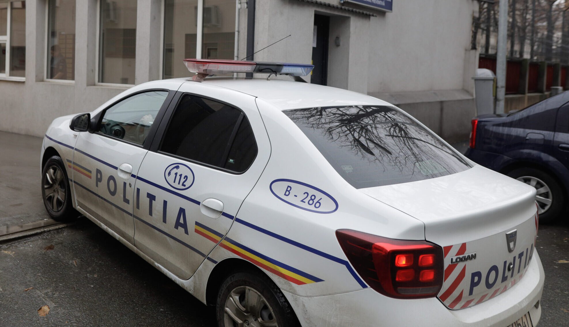 O femeie din București, în vârstă de 38 de ani, se află în plin proces de anchetă după ce a fost acuzată de înșelăciune și fals în înscrisuri, în condițiile în care ar fi însușit suma de aproape 40.000 de euro de la mai mulți clienți, promițând vacanțe inexistente