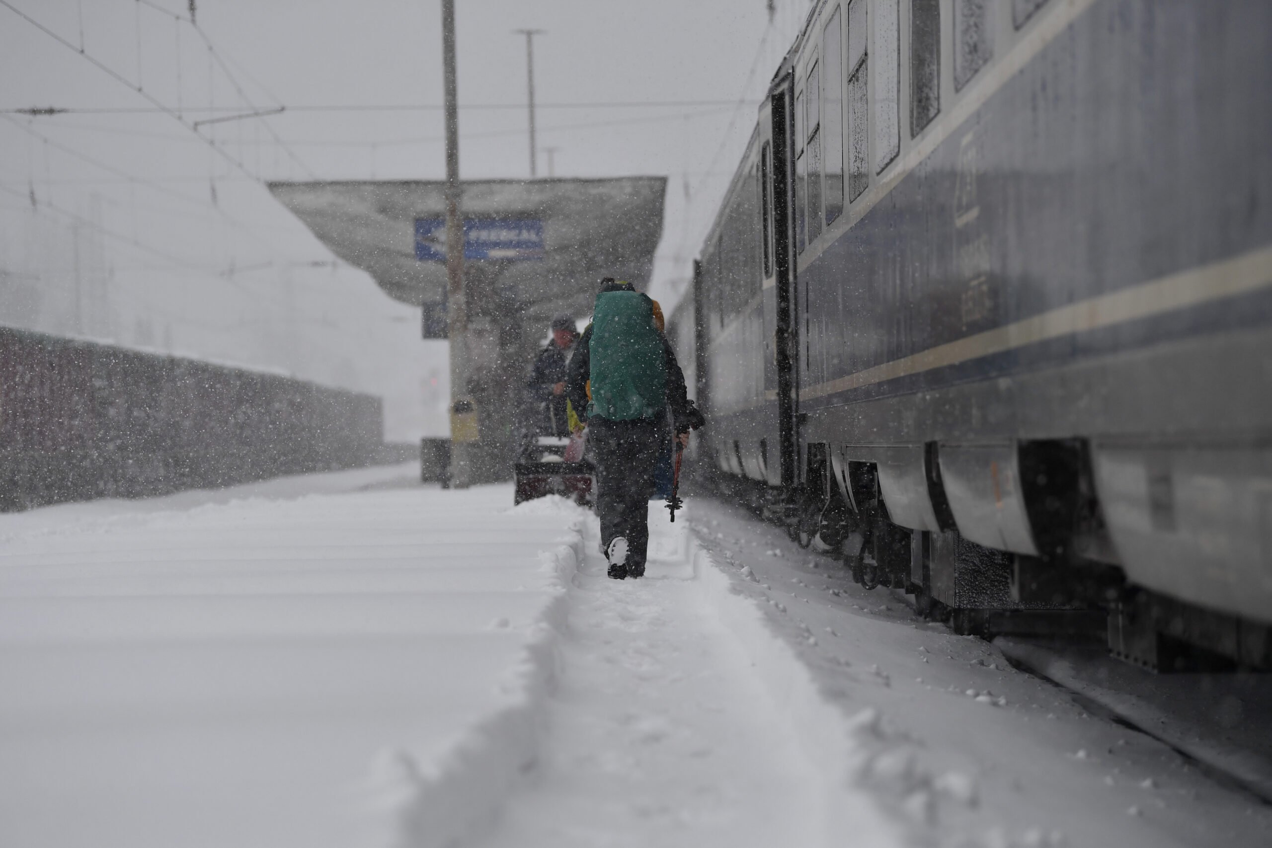 Gara de Nord, paralizată de o cădere de copac: peste 46 de ore de întârziere la trenuri și circulație blocată din cauza vremii neprielnice Zilele aceastea, Gara de Nord se confruntă cu o situație fără precedent: întârzieri totale de peste 46 de ore pentru sute de pasageri și mai multe trenuri blocate între stații
