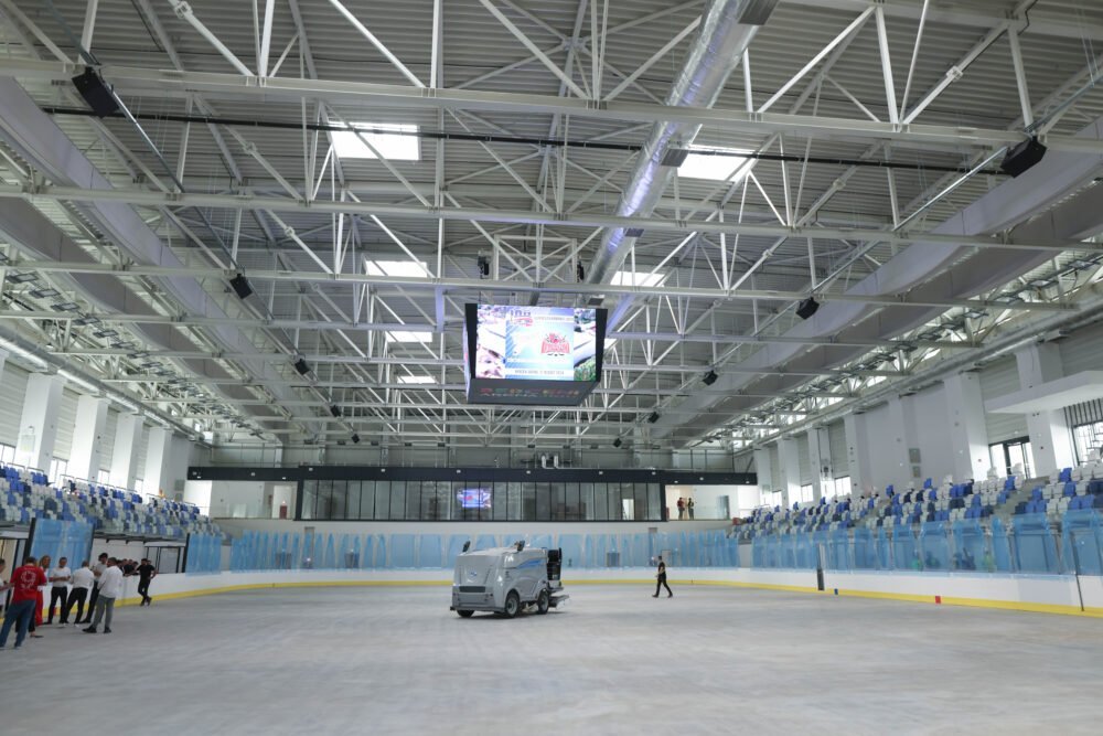 Weekend de patinaj recreațional la Berceni Arena: 13 sesiuni de agrement pentru toată familia Berceni Arena devine destinația principală pentru iubitorii de sporturi pe gheață în acest sfârșit de săptămână, oferind 13 sesiuni de patinaj pentru toate vârstele
