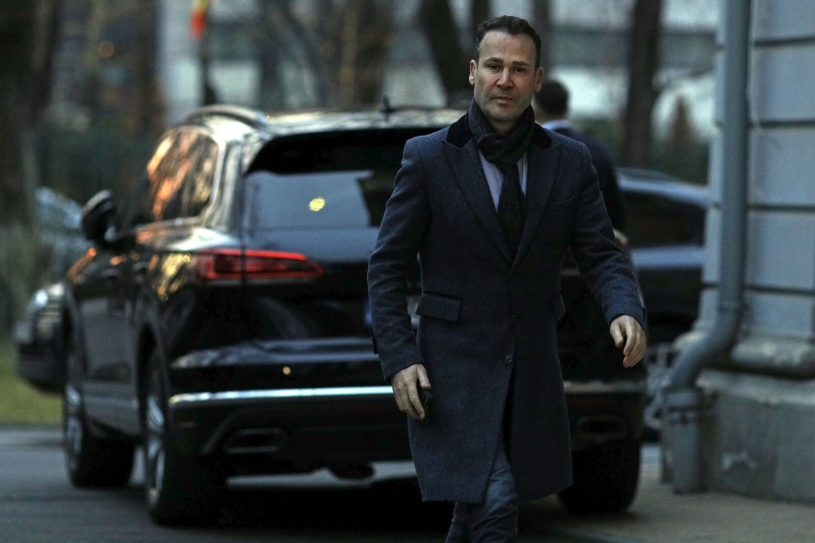 Primarul Sectorului 3, Robert Negoiță, se află din nou în centrul unui scandal de corupție legat de construirea ilegală a drumurilor publice, de această dată într-un context complicat de legături familiale și tergiversări administrative