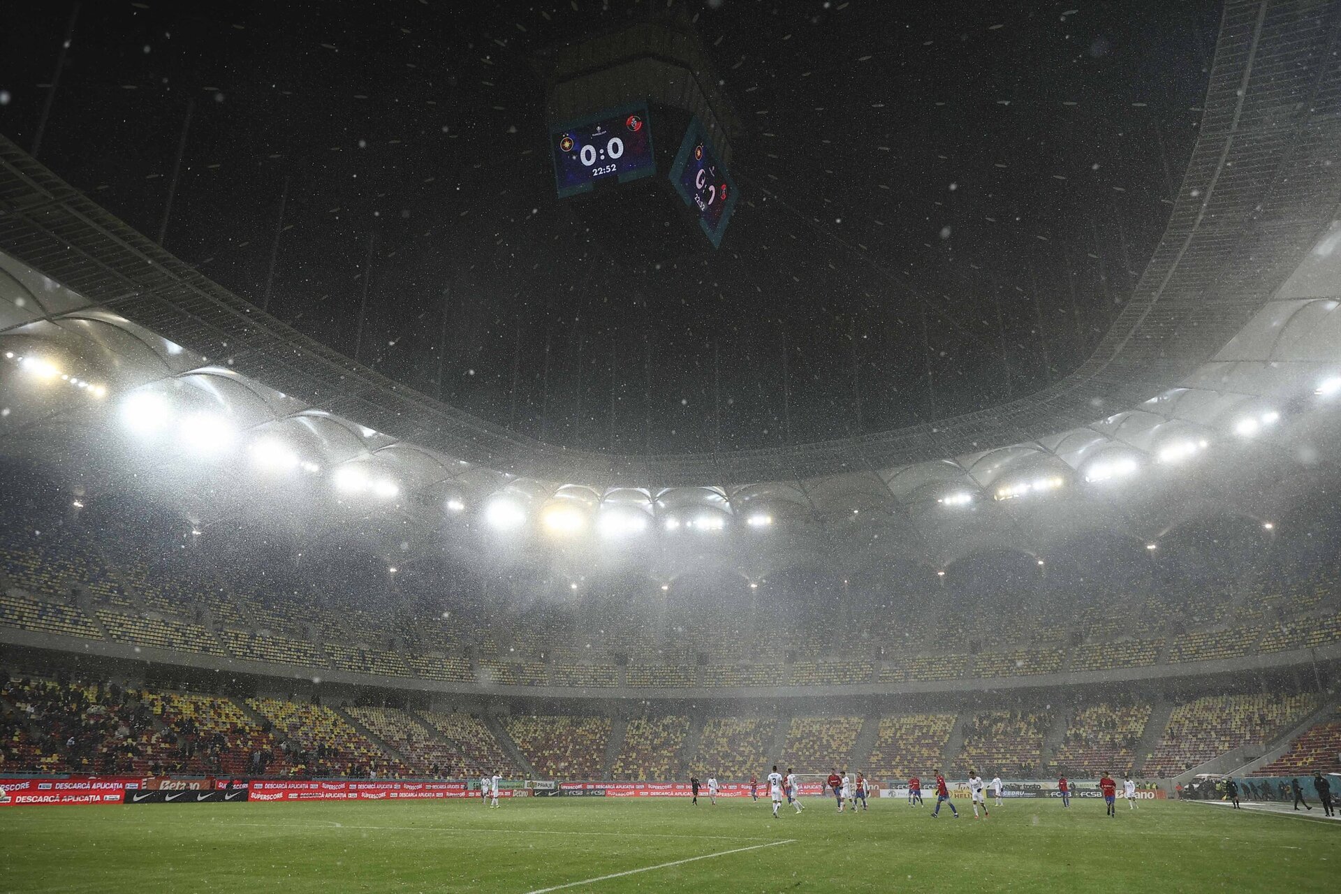 Primăria Capitalei, forțată de degradarea tehnică a celui mai scump stadion din România, Arena Națională, a schimbat radical abordarea în privința mentenanței acoperișului retractabil al arenei