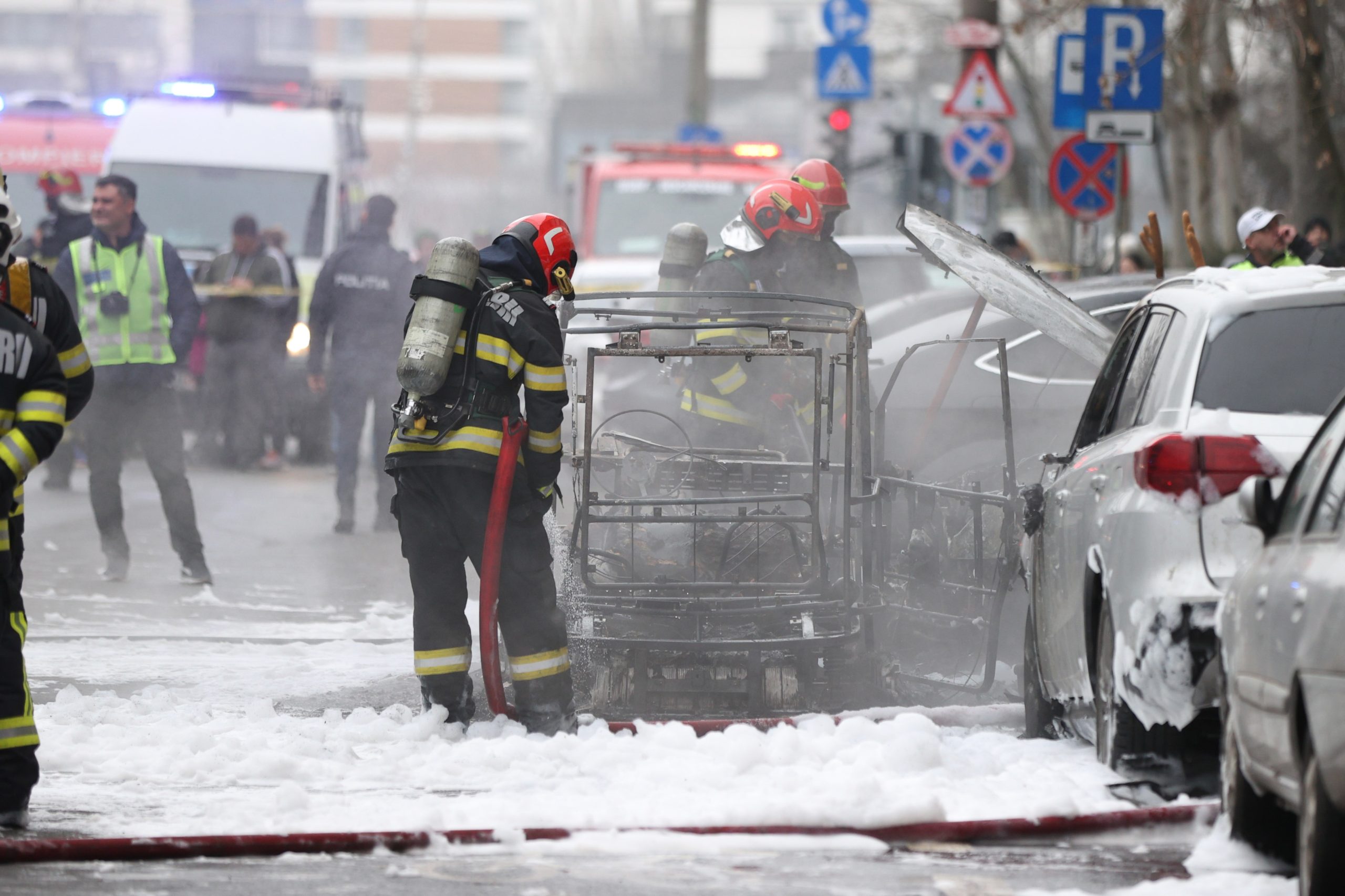 Incendiu într-o mașină electrică în București: o femeie decedată, răniți!