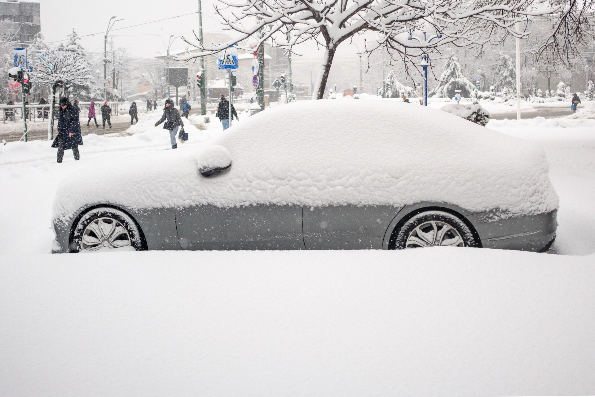Bucureștiul sub amenințarea zăpezii: intre avertizări și realități pe teren Capitala României se află în plină criză meteorologică, iar prognoza oficială semnalează o continuare a ninsorilor abundente
