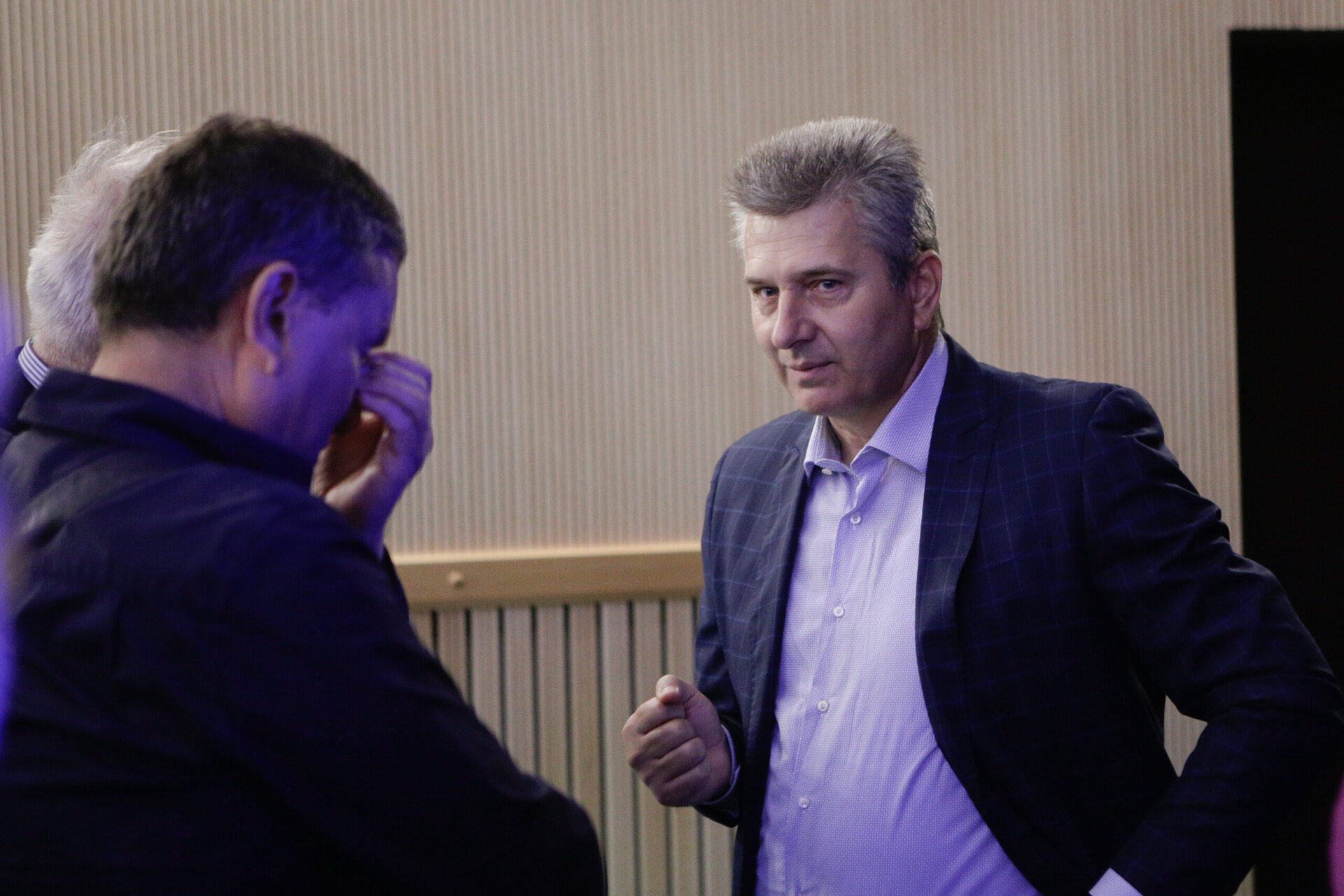 Primăria Voluntari acuză Ministerul Transporturilor de indiferență privind starea DN2, în timp ce modernizează un bulevard local cu 3,5 milioane de euro Tensiunile între administrația locală a municipiului Voluntari și Ministerul Transporturilor au escaladat în ultimele zile, după ce primăria condusă de Florentin Pandele a lansat acuzații directe la adresa instituției centrale, acuzând-o de „indiferență” față de starea deplorabilă a Drumului Național 2