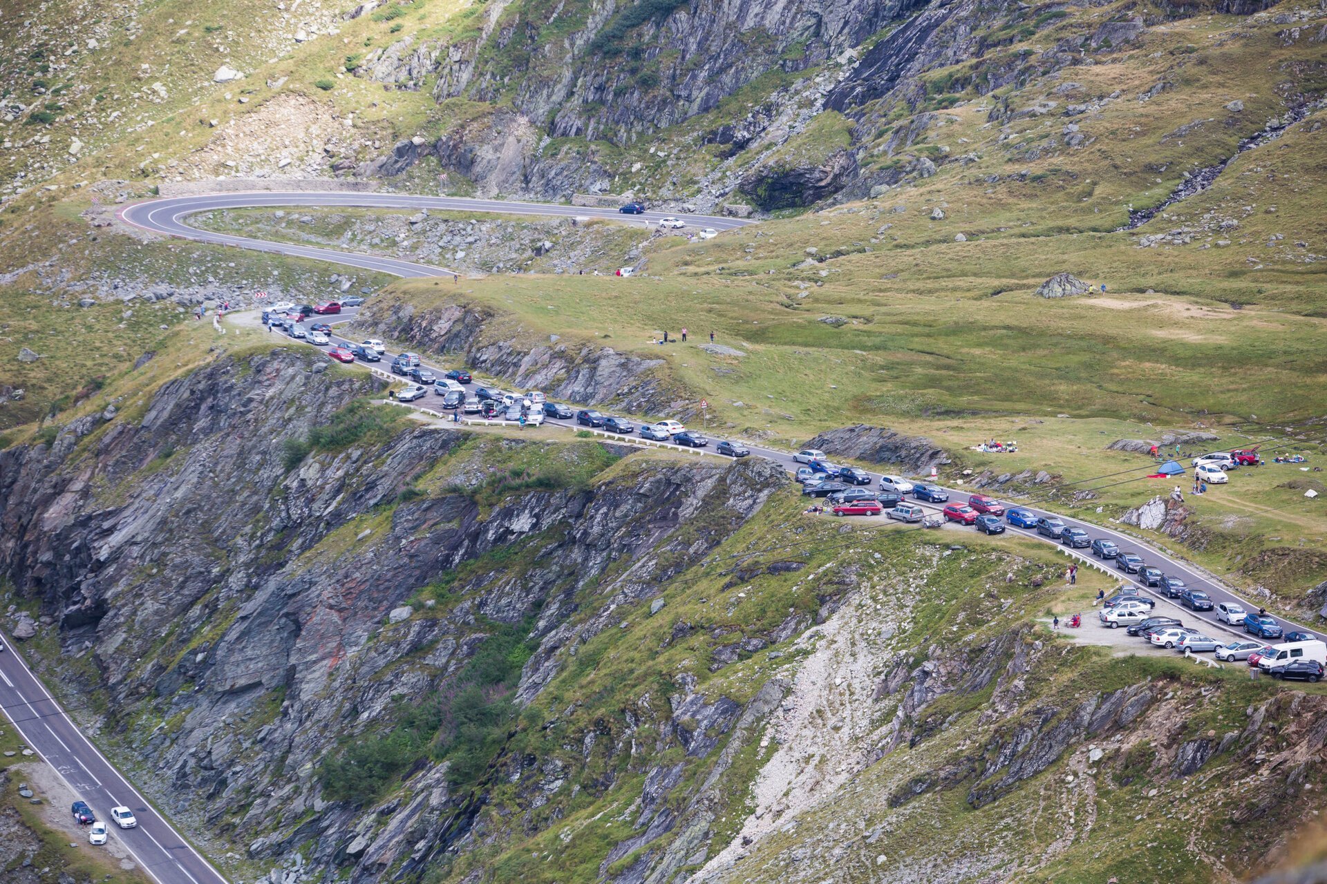 CNAIR impune restricții temporare de circulație pe Transfăgărășan pentru lucrări de retehnologizare În contextul vacanței interinstituționale a elevilor și al creșterii fluxului de turiști spre stațiunile montane, conducerea CNAIR a anunțat luni restricții temporare de circulație pe Transfăgărășan, unul dintre cele mai spectaculoase și populare drumuri din România