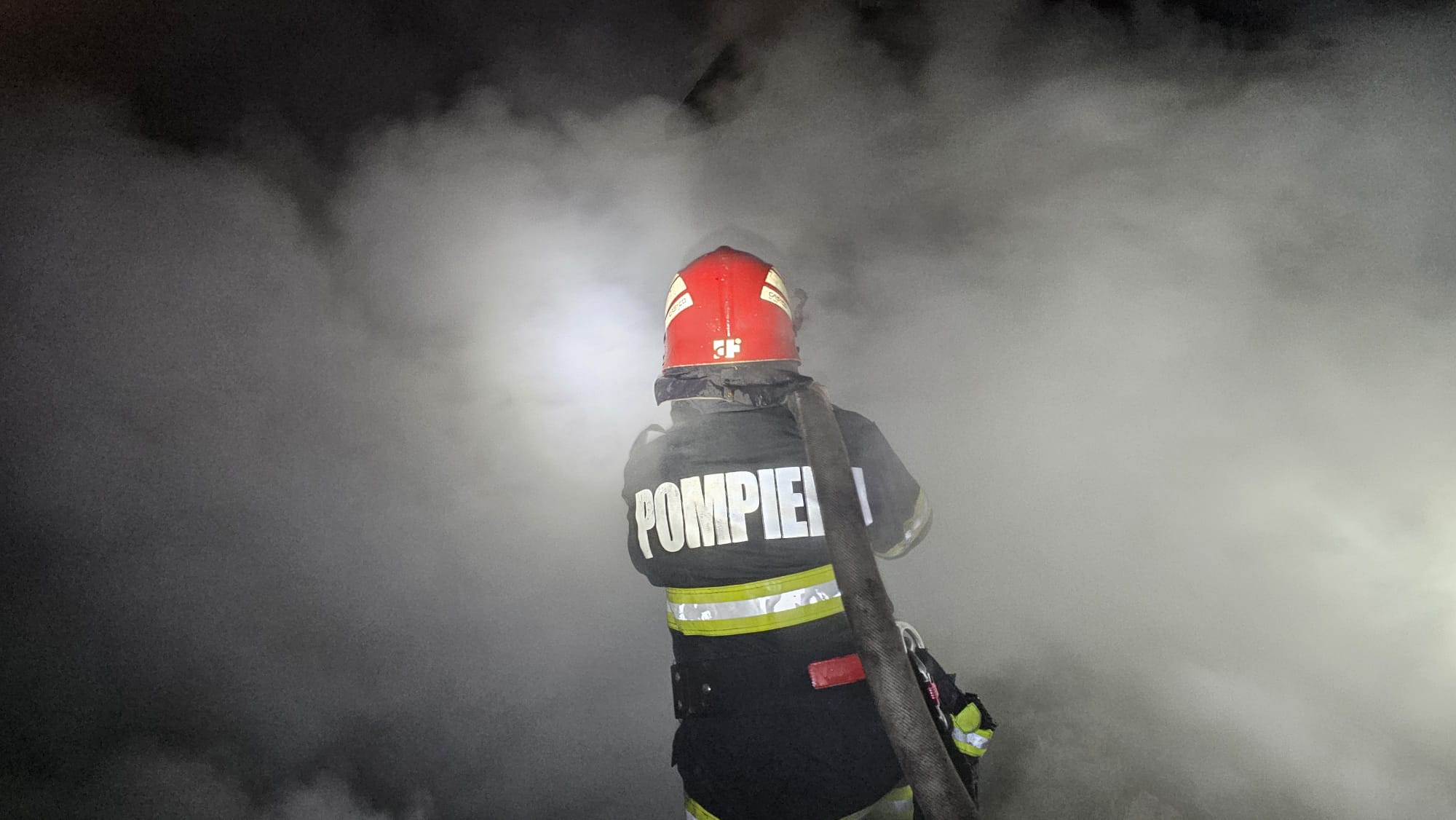 Incendiu devastator în comuna Popești: o femeie a murit carbonizată În dimineața zilei de astăzi, un incendiu devastator a avut loc într-o locuință din comuna Popești, soldându-se cu moartea unei femei în vârstă de 64 de ani