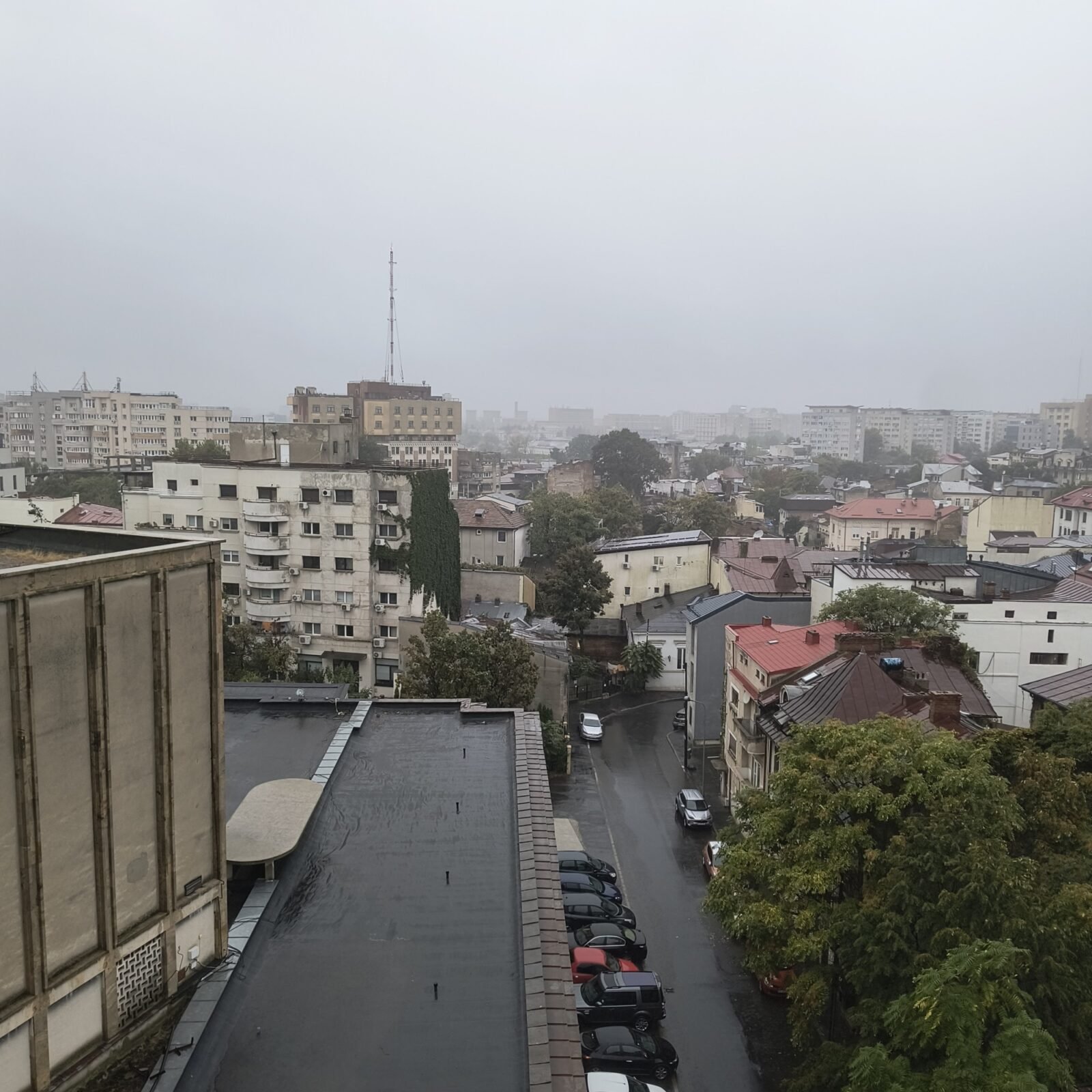 Vremea se răcește considerabil în București și întreaga țară, aducând temperaturi apropiate de limitele minime ale sezonului, ceea ce va impune adaptări în rândul locuitorilor și al autorităților