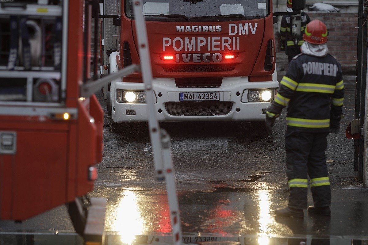 Un incendiu devastator a izbucnit marți seară într-un bloc de locuințe din centrul orașului Sfântu Gheorghe, prilej cu care autoritățile au intervenit prompt pentru evacuarea locatarilor și gestionarea situației de urgență