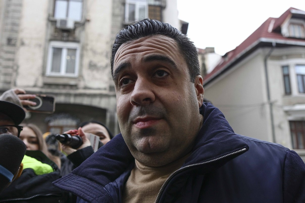 Tribunalul București a emis vineri o decizie importantă în cazul fostului ministru al Transporturilor, Răzvan Cuc, și al omului de afaceri Cătălin Daniel Bușe: amândoi au fost plasați în arest la domiciliu, fiind acuzați de corupție și complicitate la dare de mită
