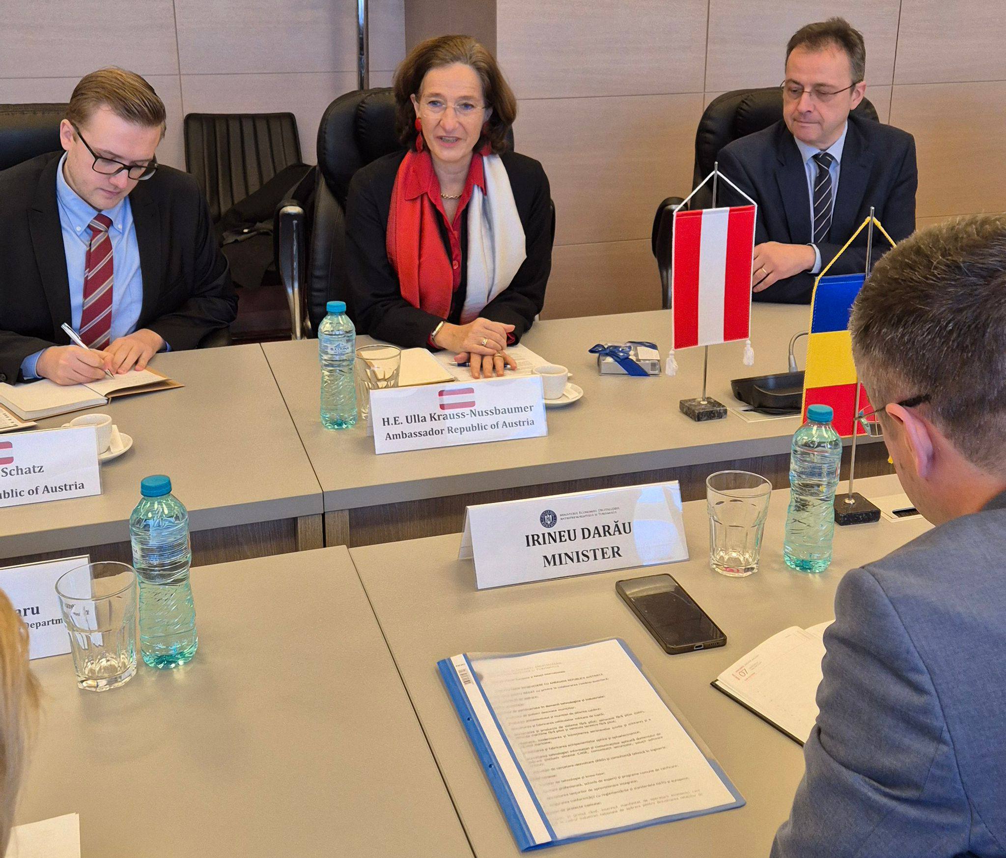 România și Austria întăresc parteneriatul economic pentru a impulsiona investițiile și dezvoltarea industriei Într-o demonstrație clară a interesului pentru aprofundarea relațiilor bilaterale, oficialii români și austrieci au inițiat discuții menite să stimuleze cooperarea economică și să dezvolte capacitățile de producție ale României