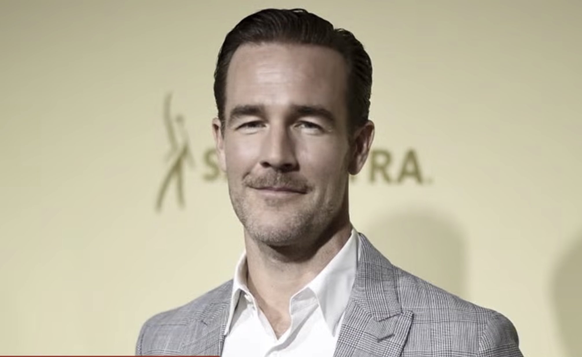 Actorul american James Van Der Beek, cunoscut pentru rolul iconic din serialul de adolescenți „Dawson’s Creek,” a încetat din viață la vârsta de 48 de ani, după o luptă dificilă cu cancerul de colon, care a fost diagnosticat cu câțiva ani în urmă