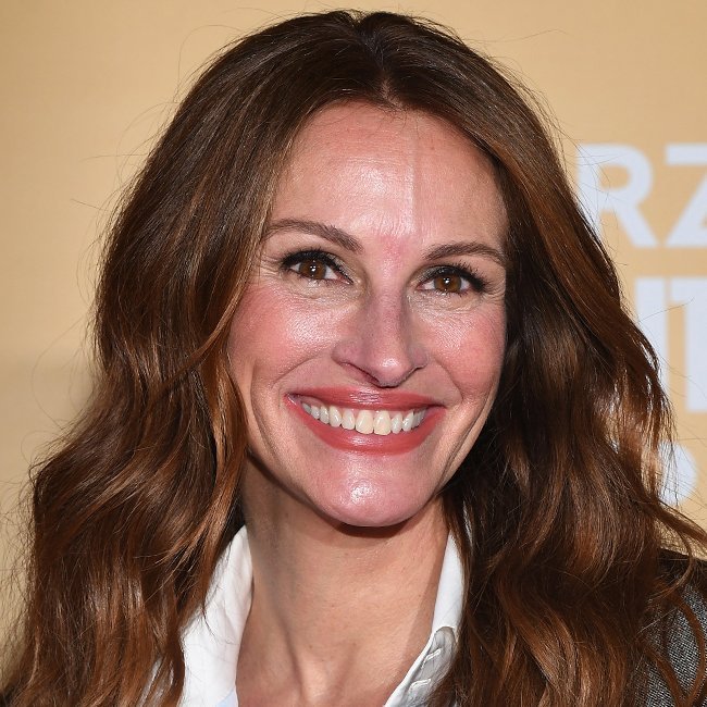 Julia Roberts, radiante într-o rochie maxi cu flori de ziua soțului!