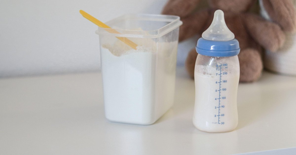 Alerta alimentară: Lapte praf pentru sugari retras din magazine în urma contaminării cu toxine Autoritățile române au inițiat o retragere de urgență a mai multor tipuri de lapte praf pentru sugari din magazine, după ce au fost identificate riscuri de contaminare cu o toxină periculoasă numită cereulidă