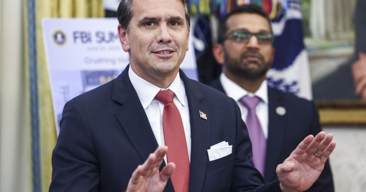 Justiția americană nu va relua ancheta în cazul Jeffrey Epstein Departamentul american al Justiției a confirmat că nu va aduce noi acuzații în cadrul anchetei legate de Jeffrey Epstein, infractor sexual condamnat, și că nu vor fi deschise proceduri judiciare suplimentare