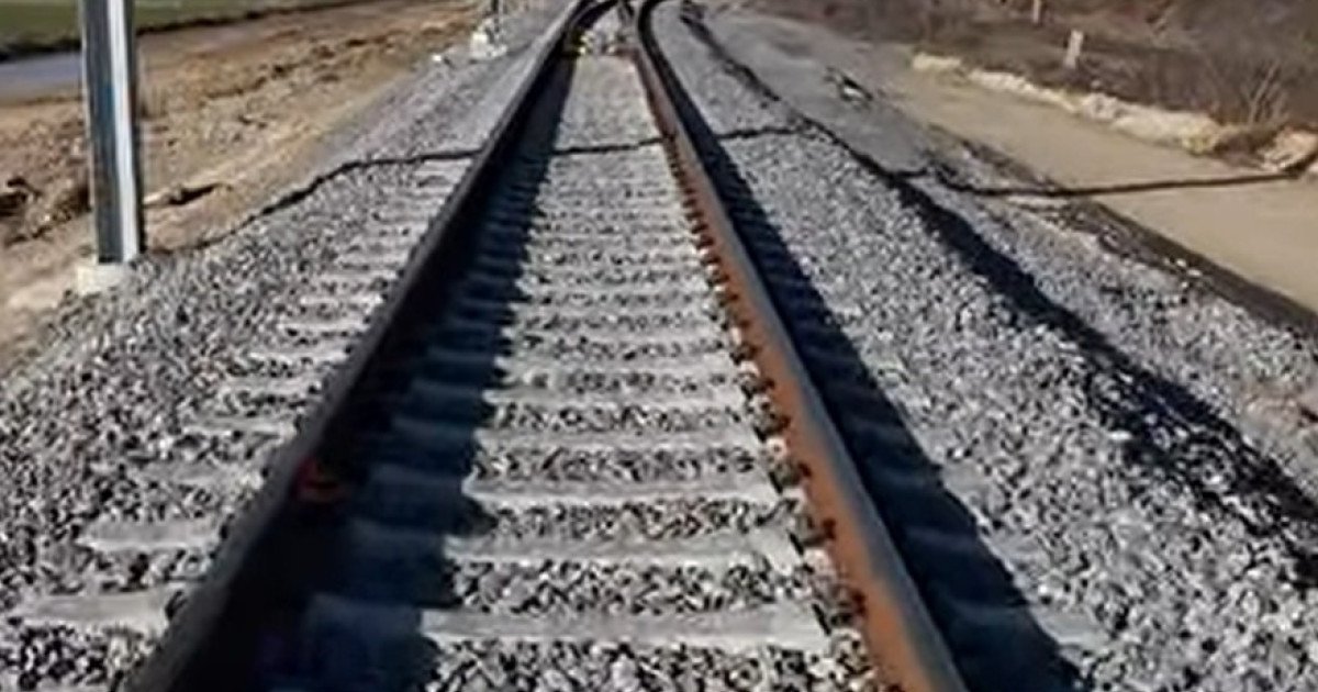 Circulația feroviară se modernizează: 10 kilometri de cale ferată, datați în exploatare între Timișoara și Lugoj Încă 10 kilometri de cale ferată simplă au fost dați în exploatare joi, în zona Stației Topolovăţ, parte a lotului 2 al proiectului de modernizare a liniei feroviare Caransebeş – Timişoara – Arad