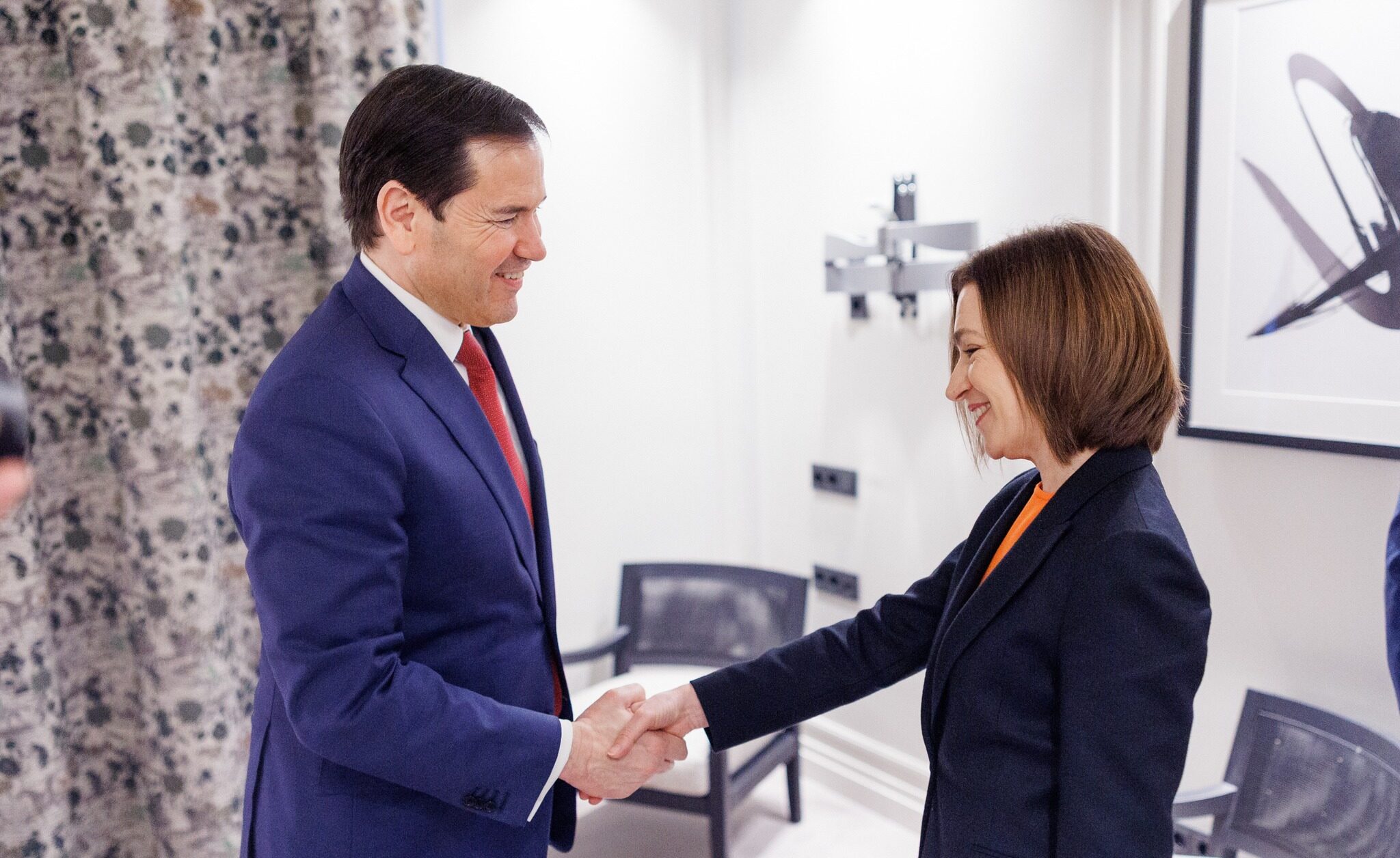 Întâlnire discretă între Maia Sandu și oficialii americani la München ar putea semnala o abordare strategică pentru regionalizarea securității În marja Conferinței de Securitate de la München, desfășurată săptămâna trecută, o întâlnire înalta între președinta Republicii Moldova, Maia Sandu, și secretarul de stat american, Marco Rubio, a ridicat semne de întrebare privind direcția relațiilor moldo-americane în contextul actual al securității regionale