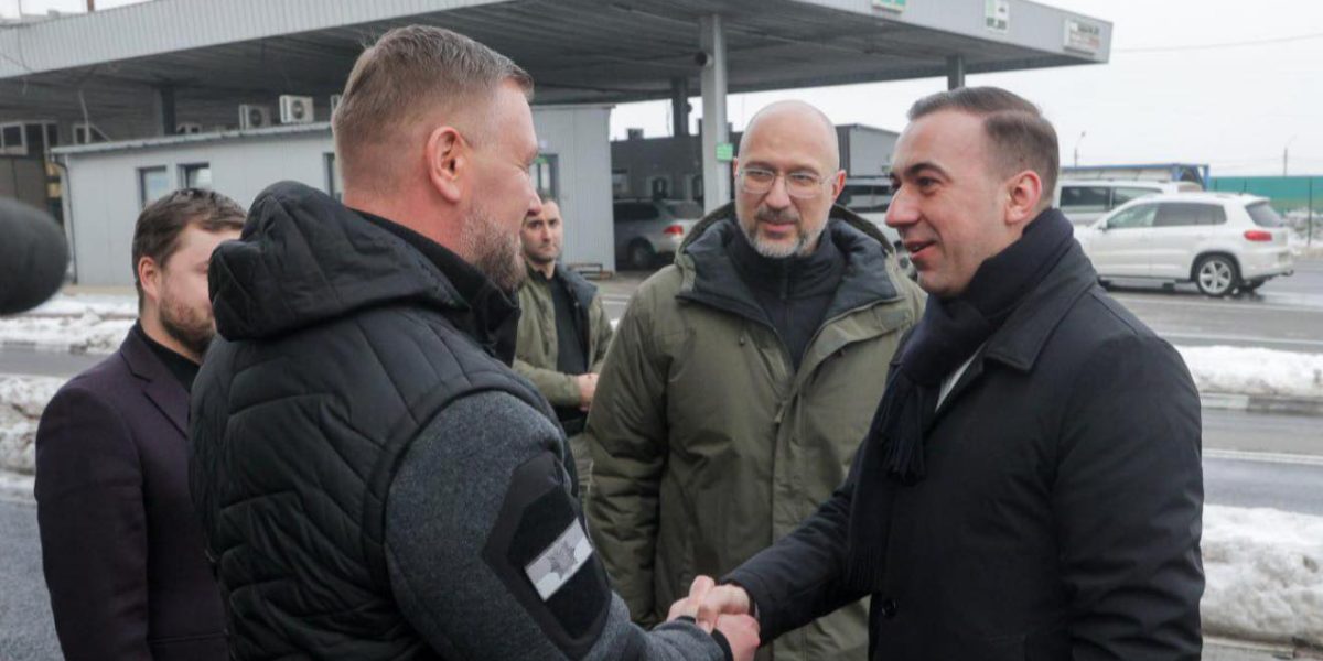 Ministrul-Bogdan-Ivan-la-granita-cu-Ucraina.jpg - Presa360